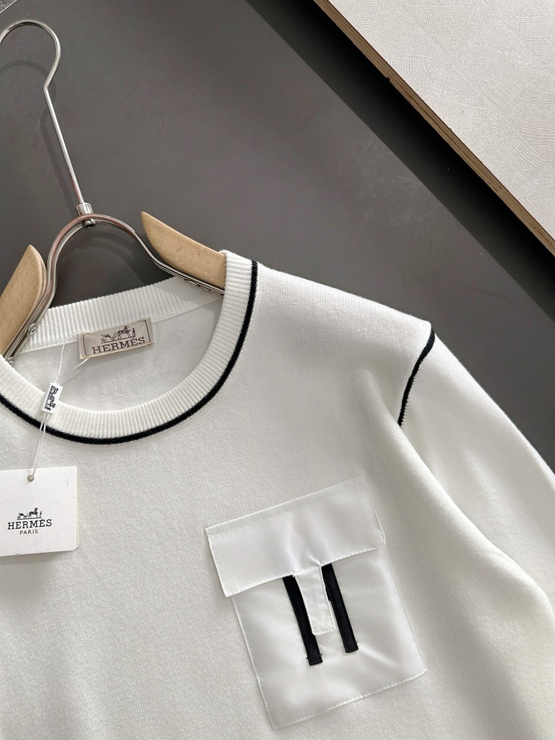 H 2024秋冬提花➕刺绣新款简约圆领针织羊毛衫，精致工艺专柜面料，顶级元素融合打造，经典3标齐全，潮男