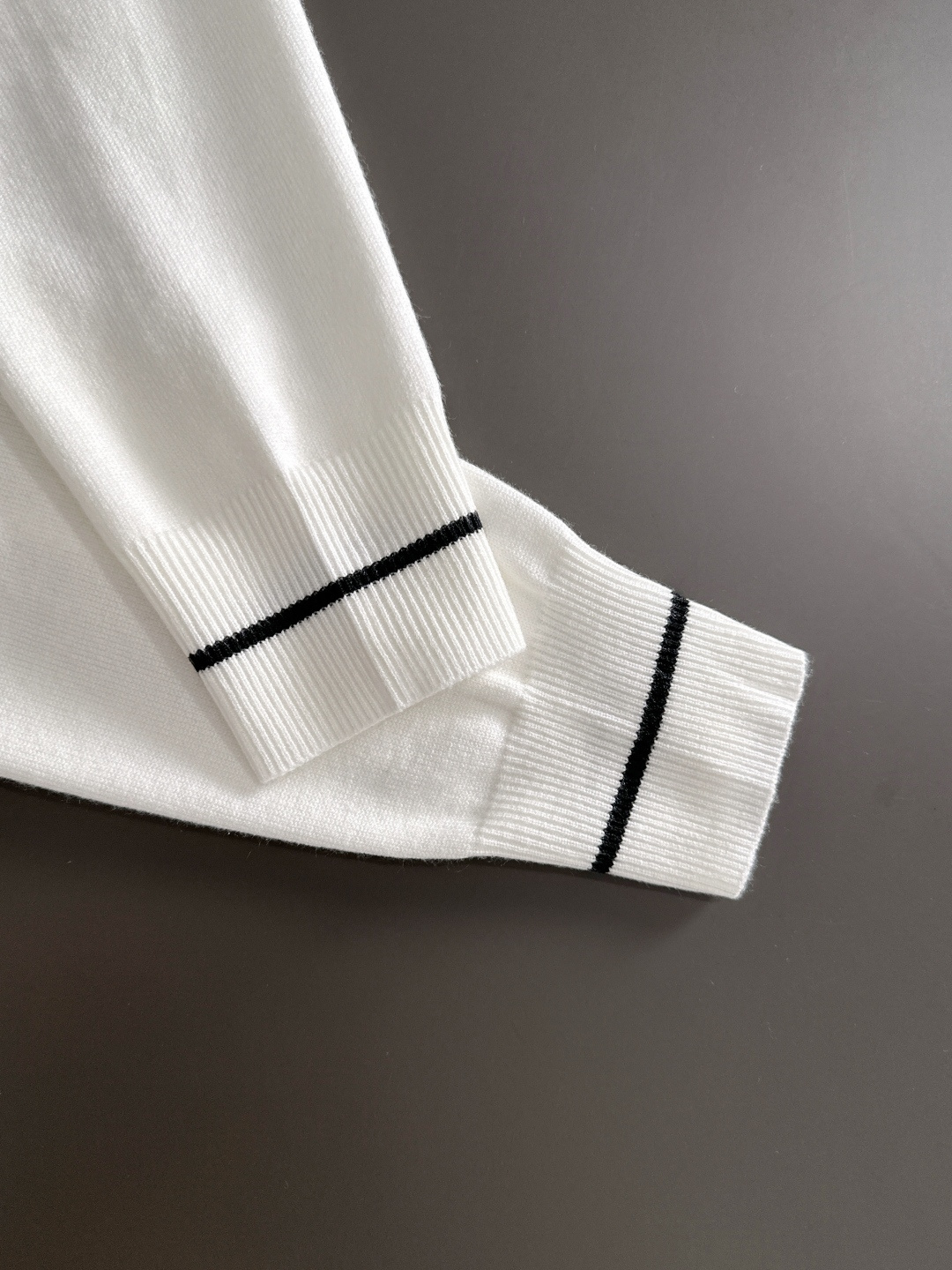 H 2024秋冬提花➕刺绣新款简约圆领针织羊毛衫，精致工艺专柜面料，顶级元素融合打造，经典3标齐全，潮男