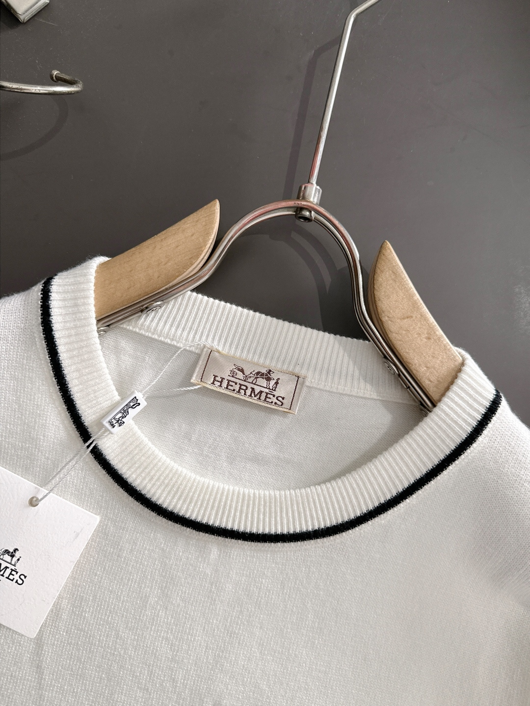 H 2024秋冬提花➕刺绣新款简约圆领针织羊毛衫，精致工艺专柜面料，顶级元素融合打造，经典3标齐全，潮男