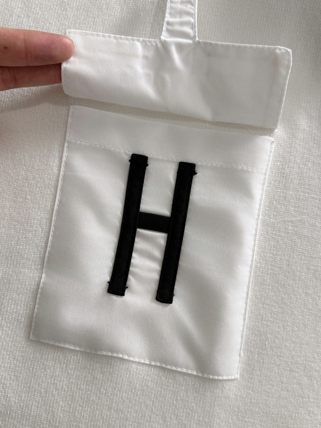 H 2024秋冬提花➕刺绣新款简约圆领针织羊毛衫，精致工艺专柜面料，顶级元素融合打造，经典3标齐全，潮男