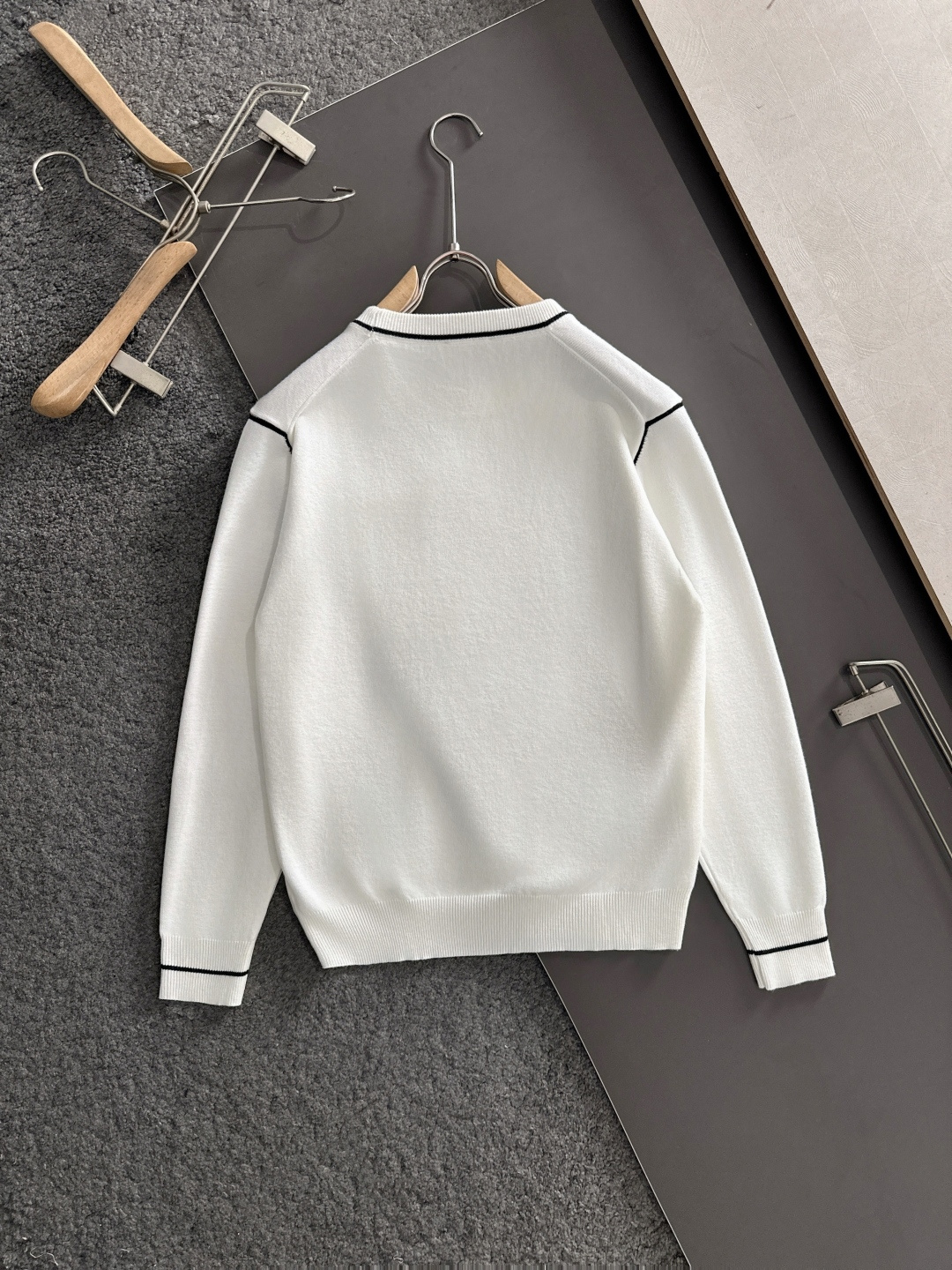 H 2024秋冬提花➕刺绣新款简约圆领针织羊毛衫，精致工艺专柜面料，顶级元素融合打造，经典3标齐全，潮男