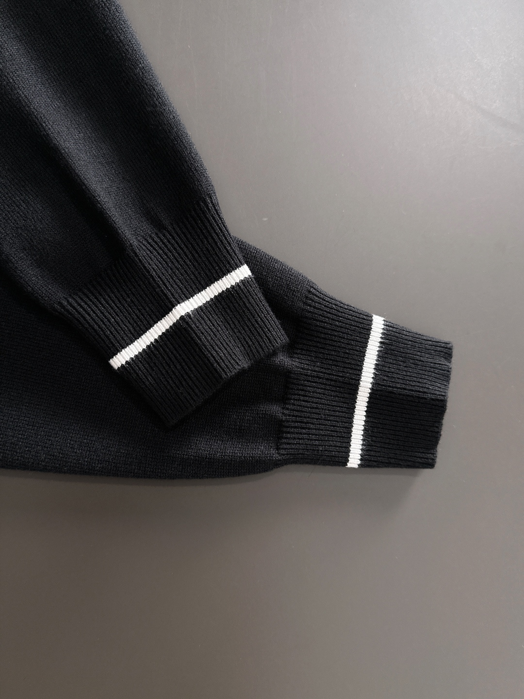 H 2024秋冬提花➕刺绣新款简约圆领针织羊毛衫，精致工艺专柜面料，顶级元素融合打造，经典3标齐全，潮男