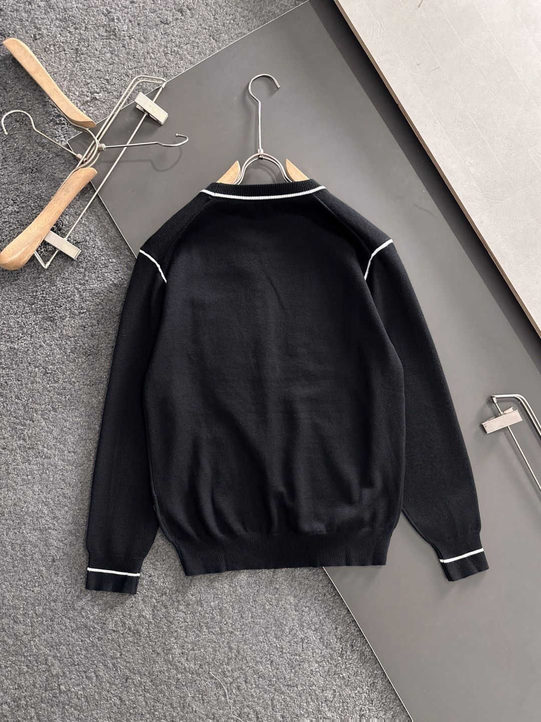 H 2024秋冬提花➕刺绣新款简约圆领针织羊毛衫，精致工艺专柜面料，顶级元素融合打造，经典3标齐全，潮男