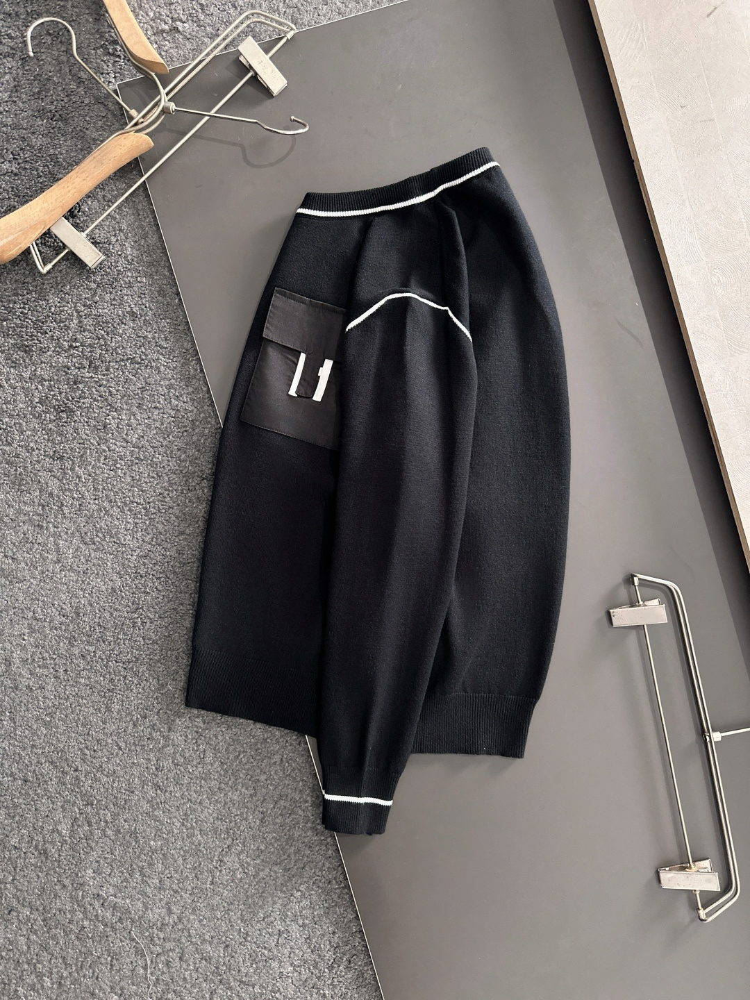 H 2024秋冬提花➕刺绣新款简约圆领针织羊毛衫，精致工艺专柜面料，顶级元素融合打造，经典3标齐全，潮男