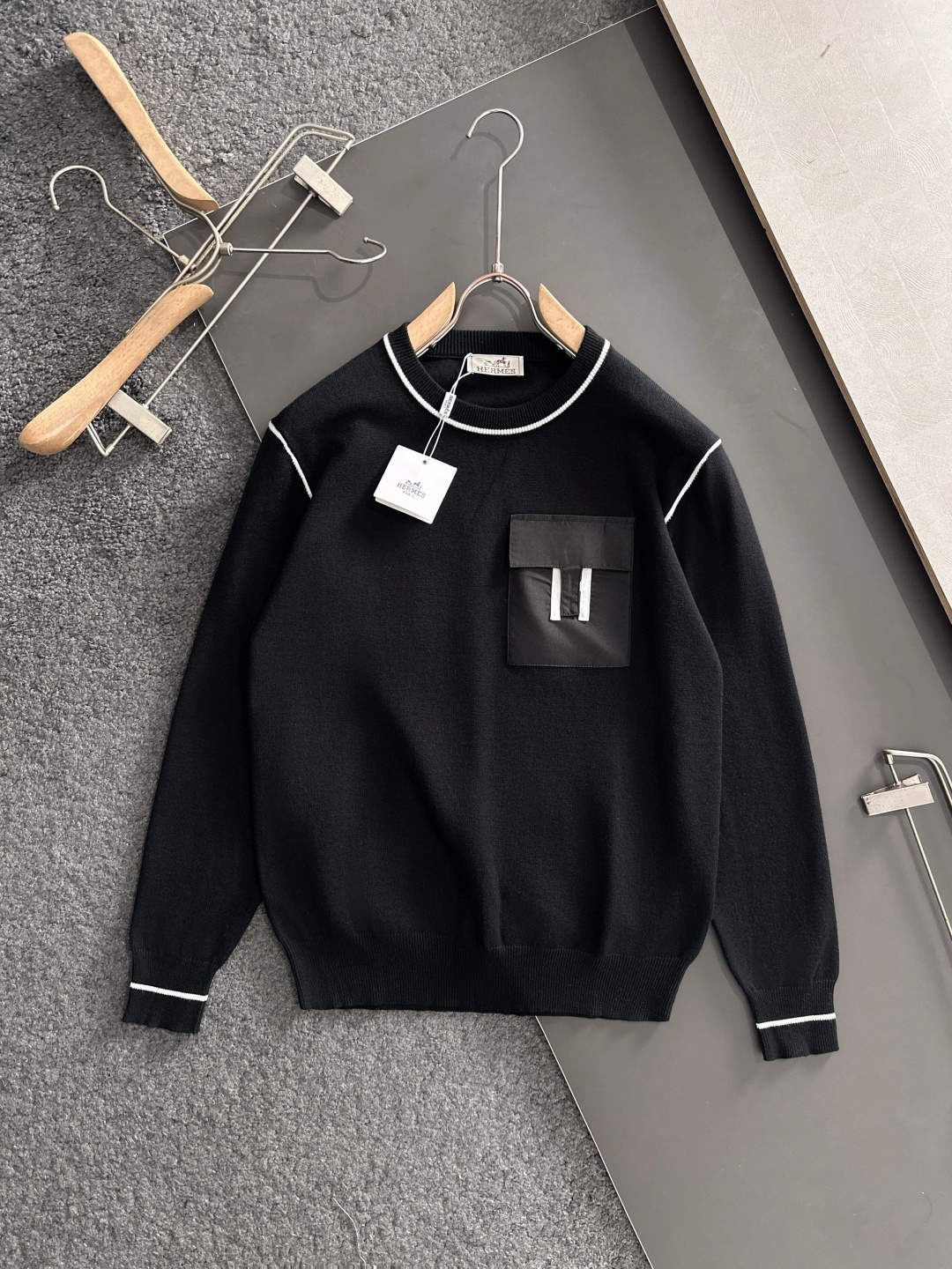 H 2024秋冬提花➕刺绣新款简约圆领针织羊毛衫，精致工艺专柜面料，顶级元素融合打造，经典3标齐全，潮男