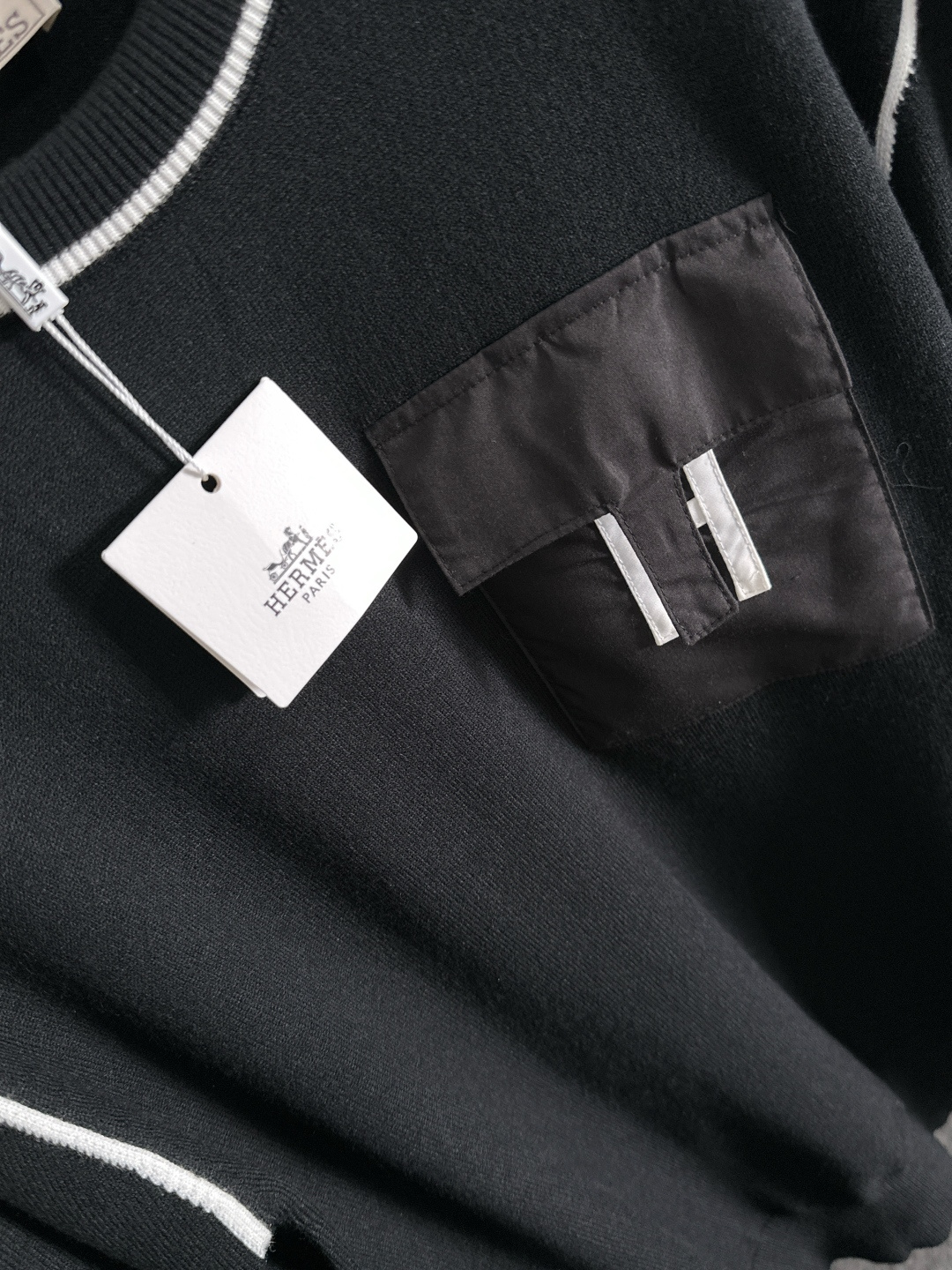 H 2024秋冬提花➕刺绣新款简约圆领针织羊毛衫，精致工艺专柜面料，顶级元素融合打造，经典3标齐全，潮男