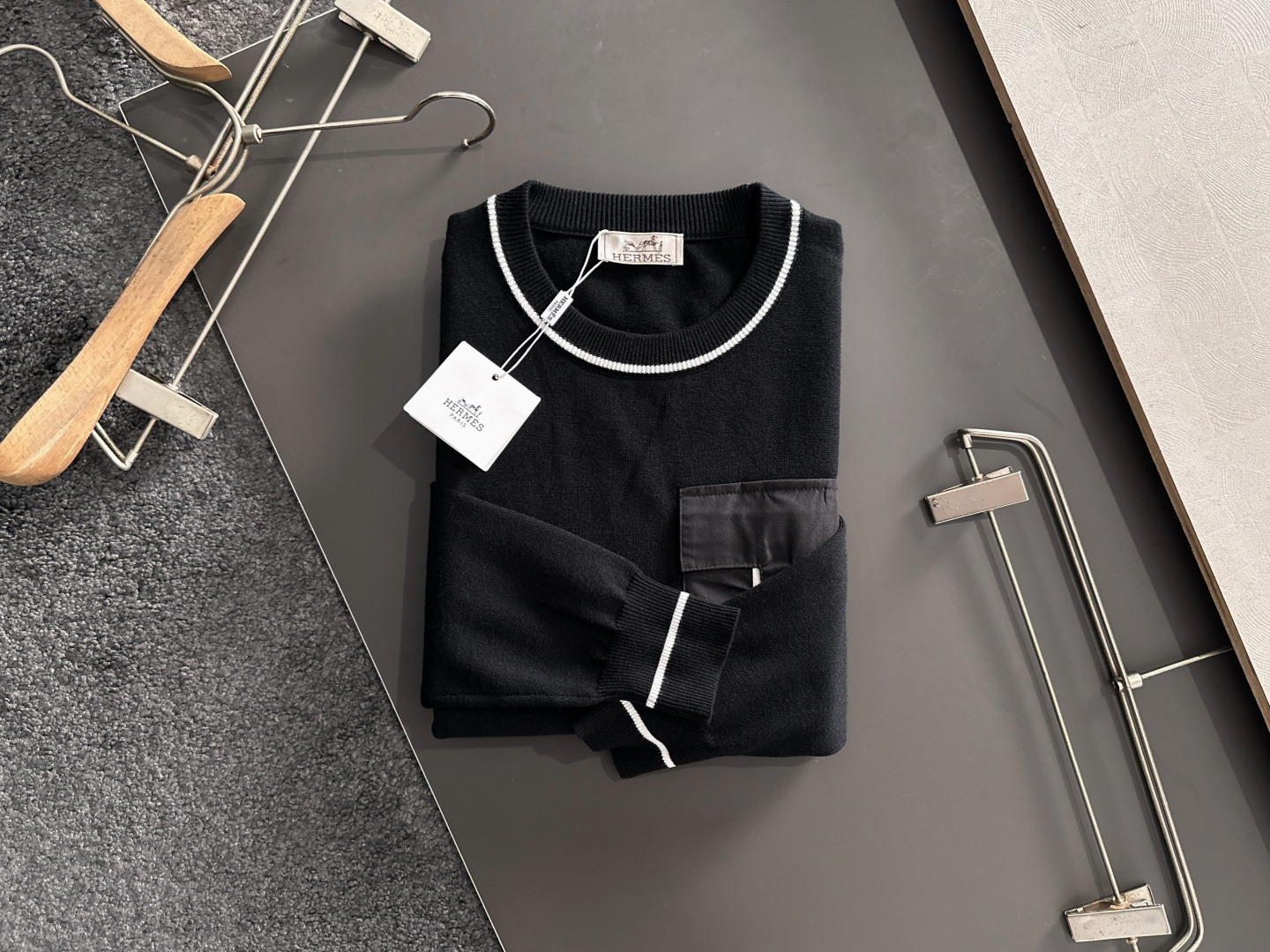 H 2024秋冬提花➕刺绣新款简约圆领针织羊毛衫，精致工艺专柜面料，顶级元素融合打造，经典3标齐全，潮男