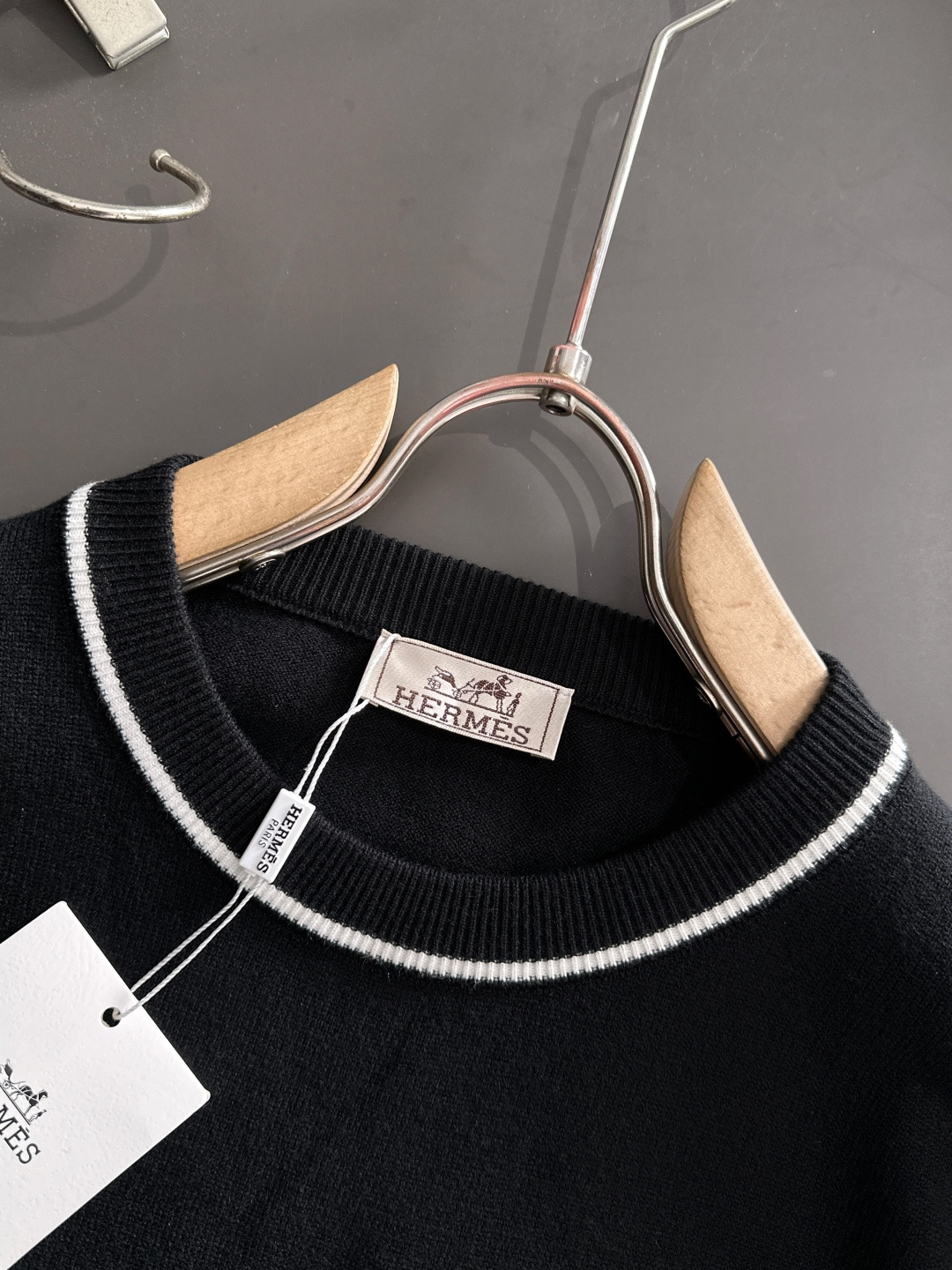 H 2024秋冬提花➕刺绣新款简约圆领针织羊毛衫，精致工艺专柜面料，顶级元素融合打造，经典3标齐全，潮男