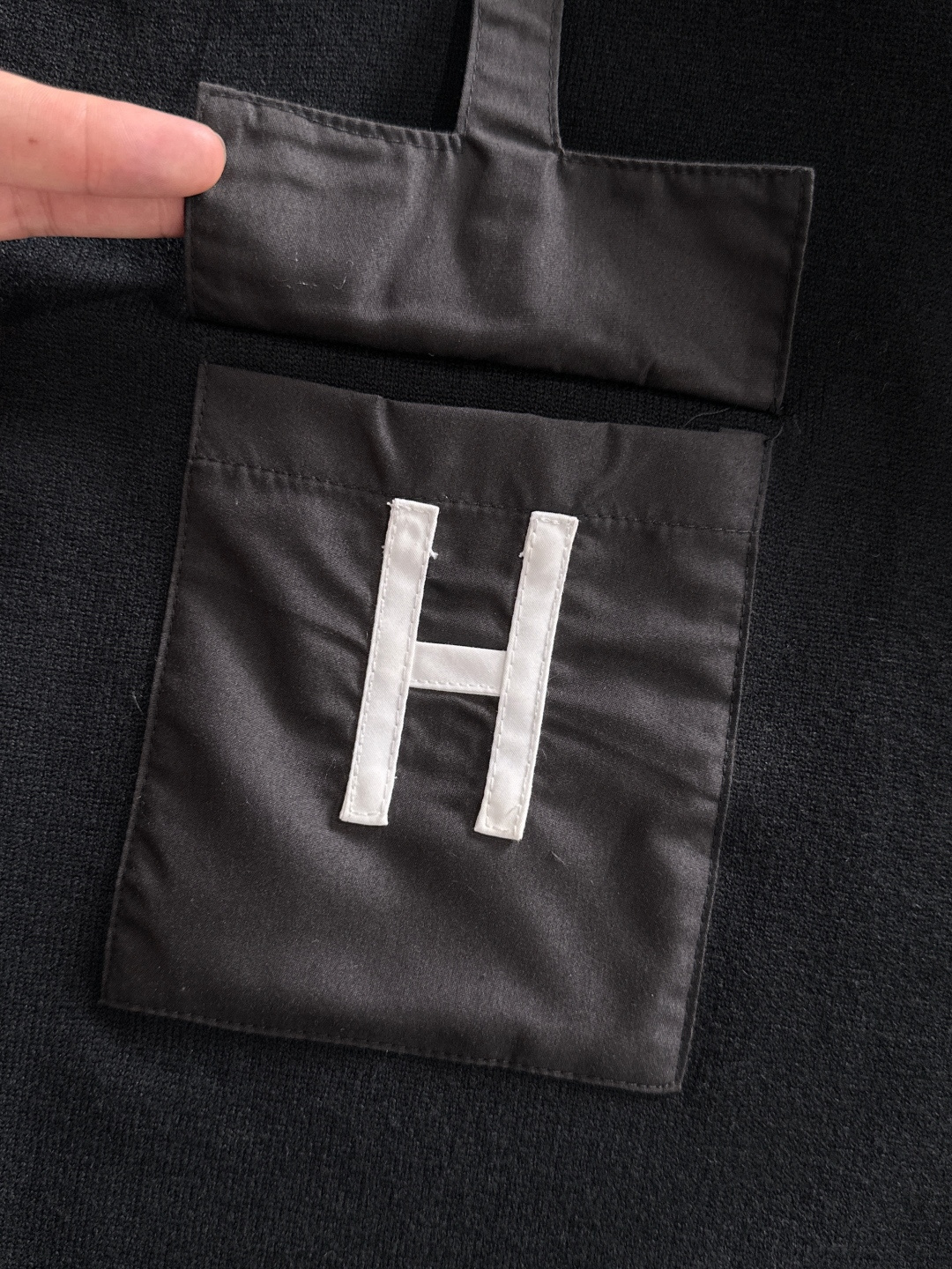 H 2024秋冬提花➕刺绣新款简约圆领针织羊毛衫，精致工艺专柜面料，顶级元素融合打造，经典3标齐全，潮男