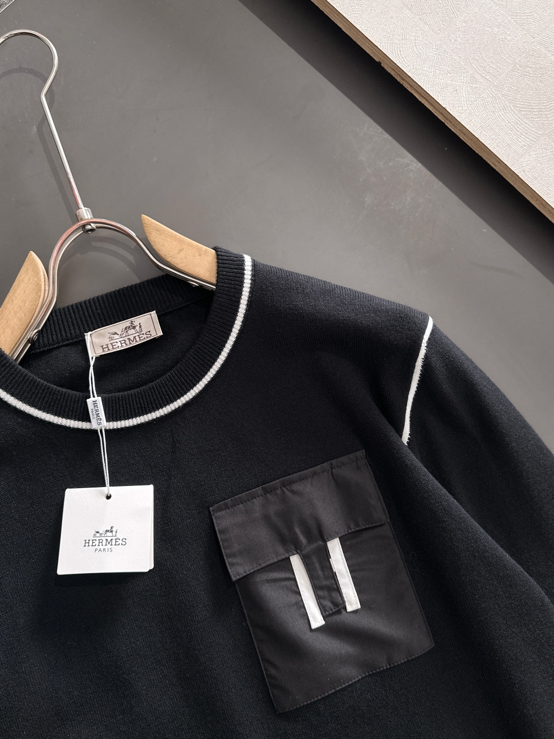 H 2024秋冬提花➕刺绣新款简约圆领针织羊毛衫，精致工艺专柜面料，顶级元素融合打造，经典3标齐全，潮男