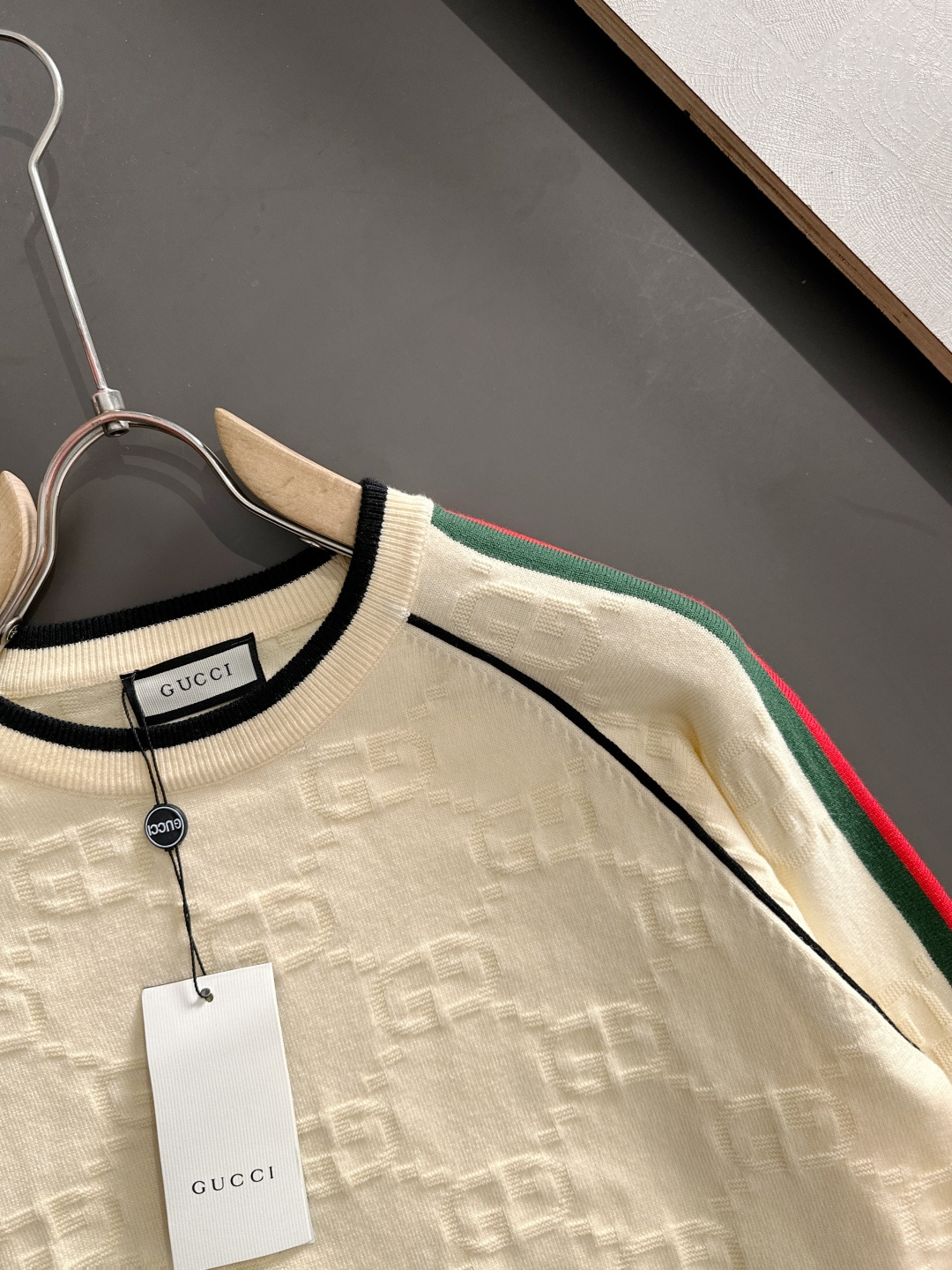 GUC 2025秋冬提花➕刺绣新款简约圆领针织羊毛衫，精致工艺专柜面料，顶级元素融合打造，经典3标齐全，