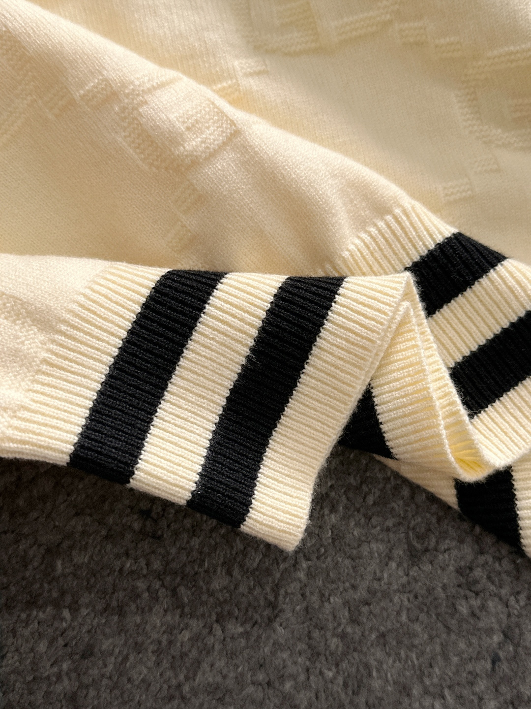 GUC 2025秋冬提花➕刺绣新款简约圆领针织羊毛衫，精致工艺专柜面料，顶级元素融合打造，经典3标齐全，