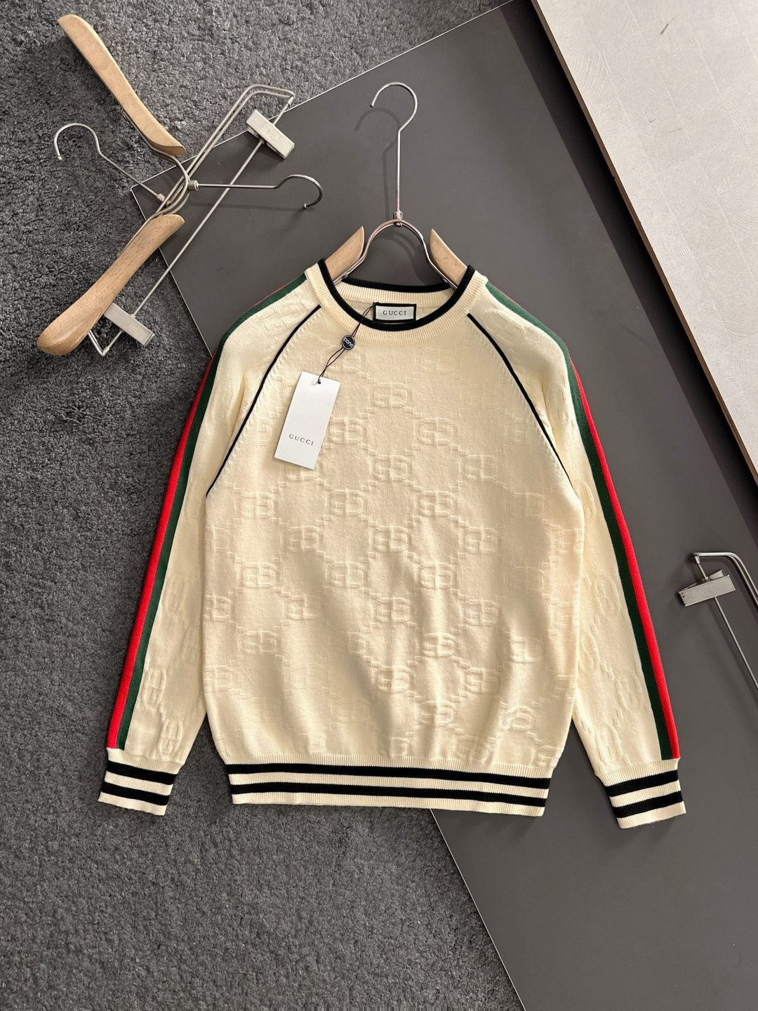 GUC 2025秋冬提花➕刺绣新款简约圆领针织羊毛衫，精致工艺专柜面料，顶级元素融合打造，经典3标齐全，