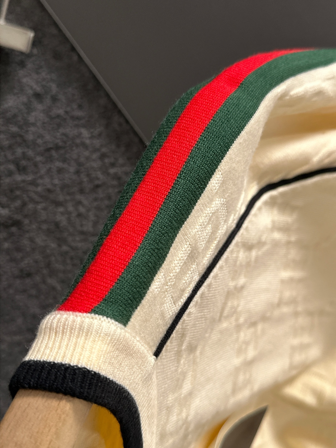 GUC 2025秋冬提花➕刺绣新款简约圆领针织羊毛衫，精致工艺专柜面料，顶级元素融合打造，经典3标齐全，