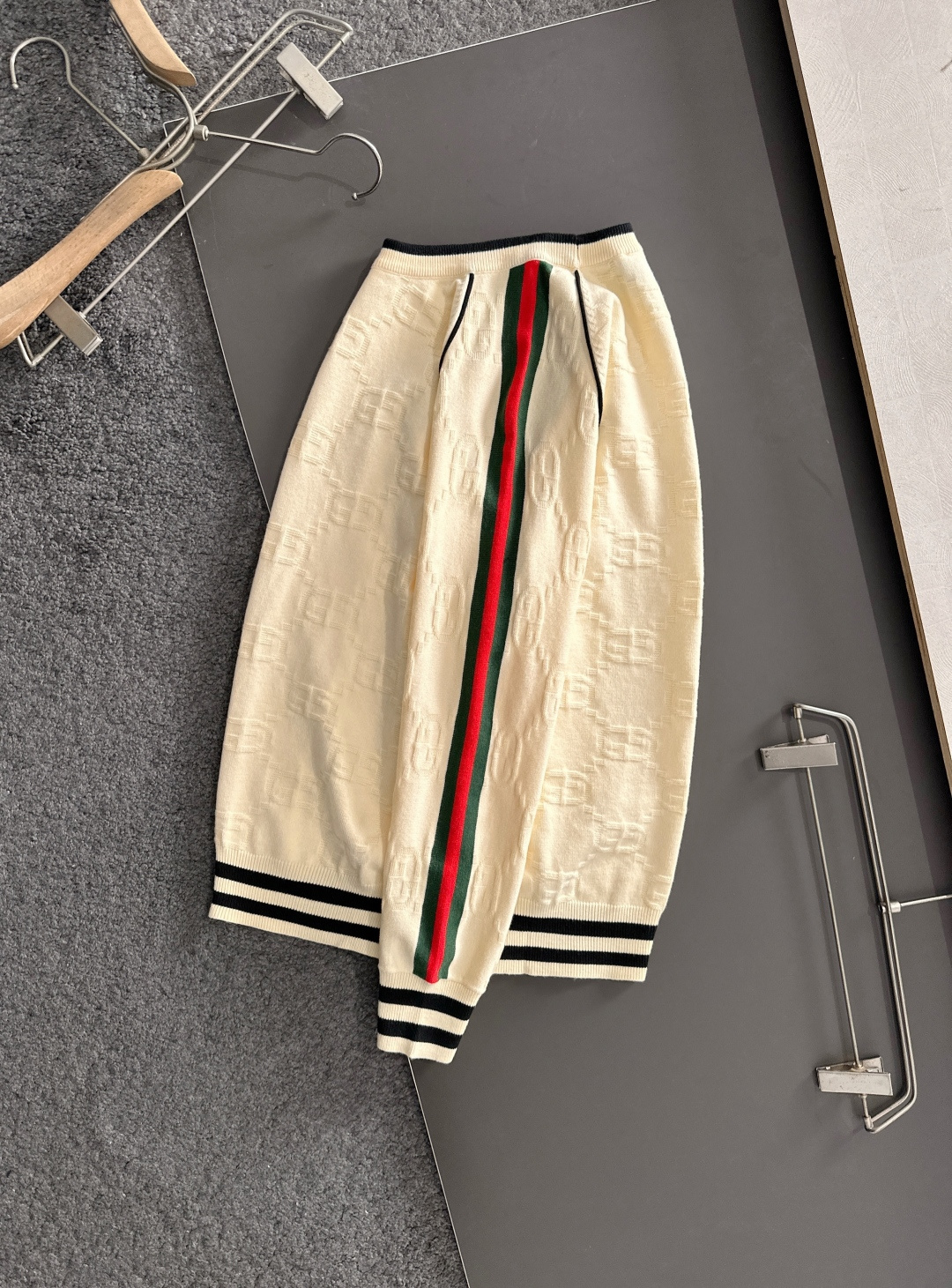 GUC 2025秋冬提花➕刺绣新款简约圆领针织羊毛衫，精致工艺专柜面料，顶级元素融合打造，经典3标齐全，