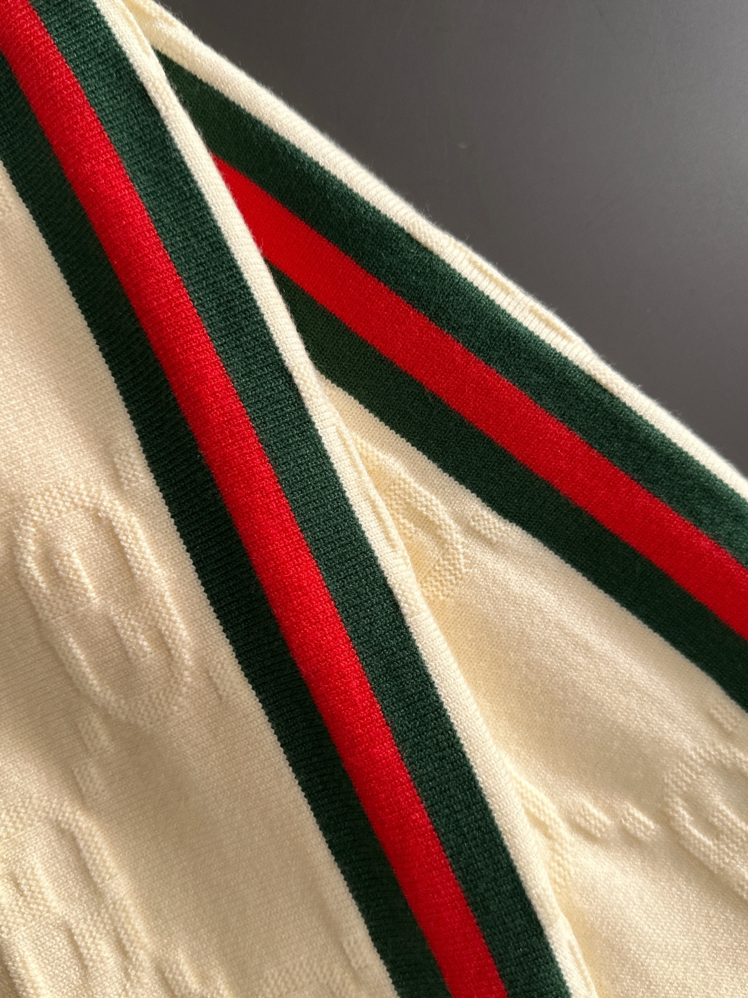 GUC 2025秋冬提花➕刺绣新款简约圆领针织羊毛衫，精致工艺专柜面料，顶级元素融合打造，经典3标齐全，