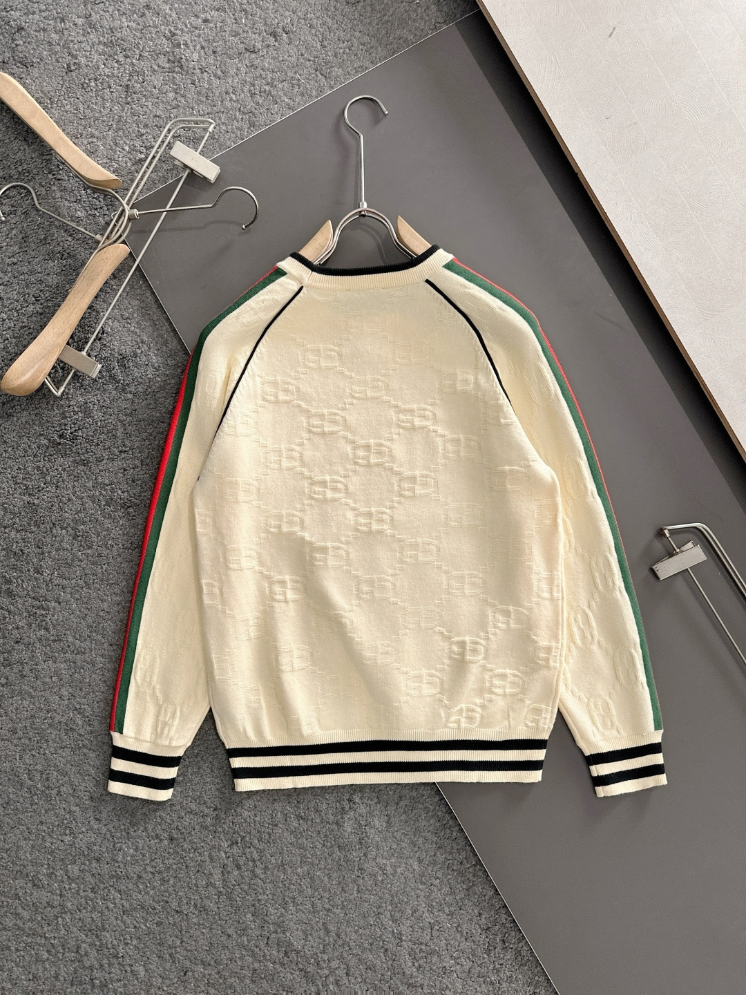 GUC 2025秋冬提花➕刺绣新款简约圆领针织羊毛衫，精致工艺专柜面料，顶级元素融合打造，经典3标齐全，