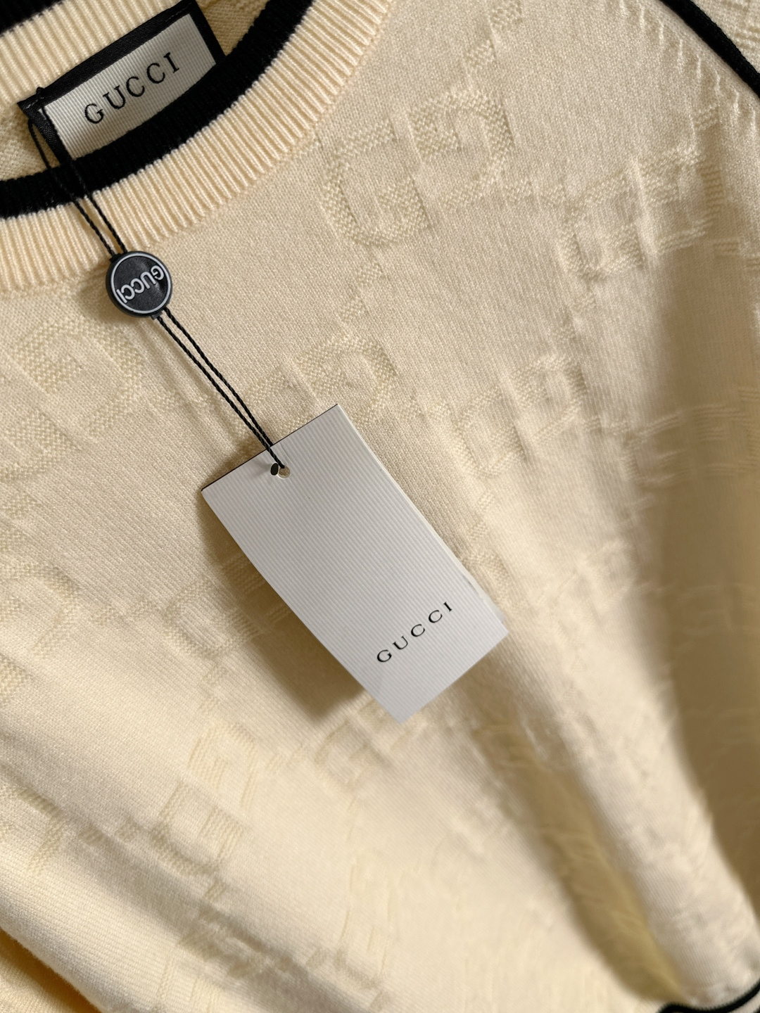 GUC 2025秋冬提花➕刺绣新款简约圆领针织羊毛衫，精致工艺专柜面料，顶级元素融合打造，经典3标齐全，