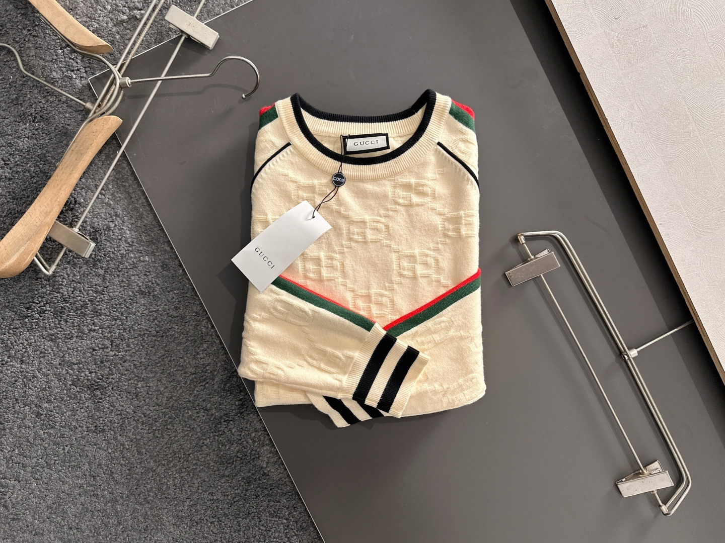 GUC 2025秋冬提花➕刺绣新款简约圆领针织羊毛衫，精致工艺专柜面料，顶级元素融合打造，经典3标齐全，