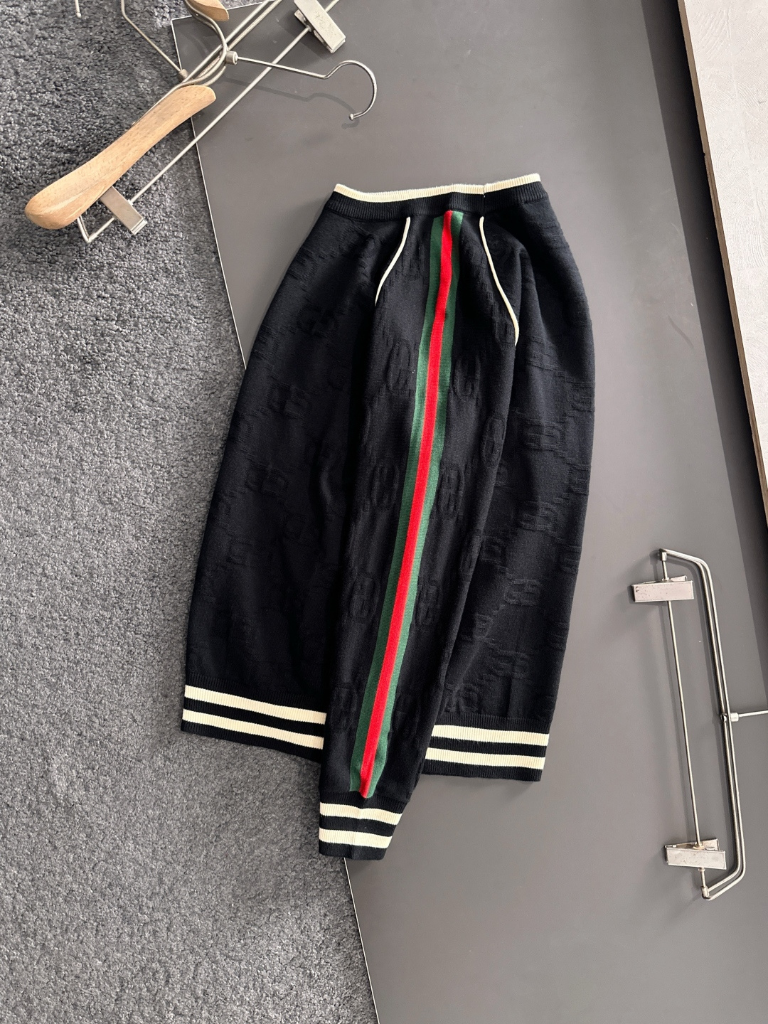 GUC 2025秋冬提花➕刺绣新款简约圆领针织羊毛衫，精致工艺专柜面料，顶级元素融合打造，经典3标齐全，