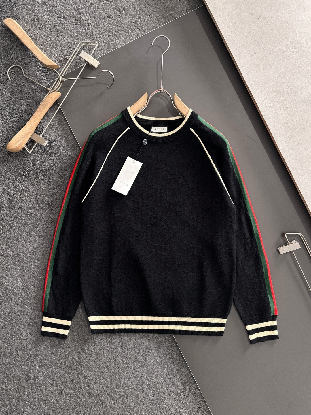 GUC 2025秋冬提花➕刺绣新款简约圆领针织羊毛衫，精致工艺专柜面料，顶级元素融合打造，经典3标齐全，