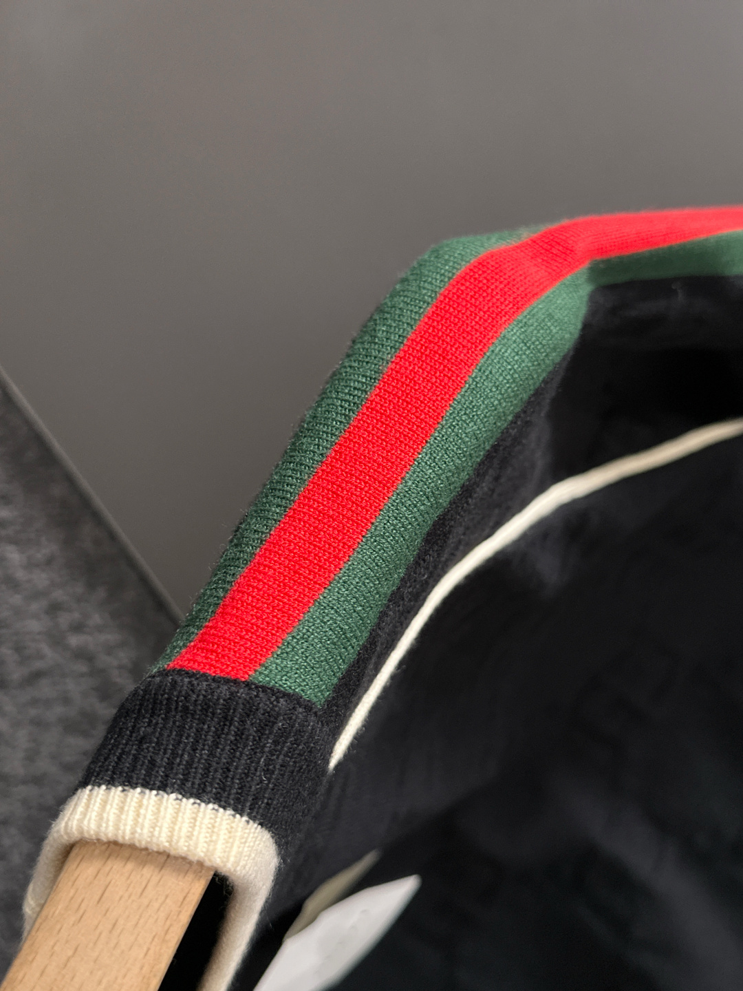 GUC 2025秋冬提花➕刺绣新款简约圆领针织羊毛衫，精致工艺专柜面料，顶级元素融合打造，经典3标齐全，