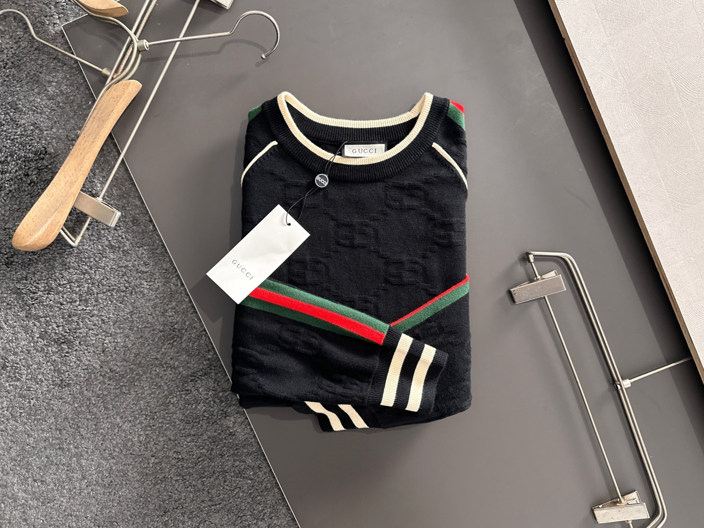 GUC 2025秋冬提花➕刺绣新款简约圆领针织羊毛衫，精致工艺专柜面料，顶级元素融合打造，经典3标齐全，