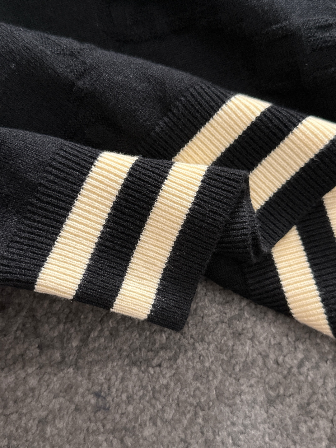 GUC 2025秋冬提花➕刺绣新款简约圆领针织羊毛衫，精致工艺专柜面料，顶级元素融合打造，经典3标齐全，