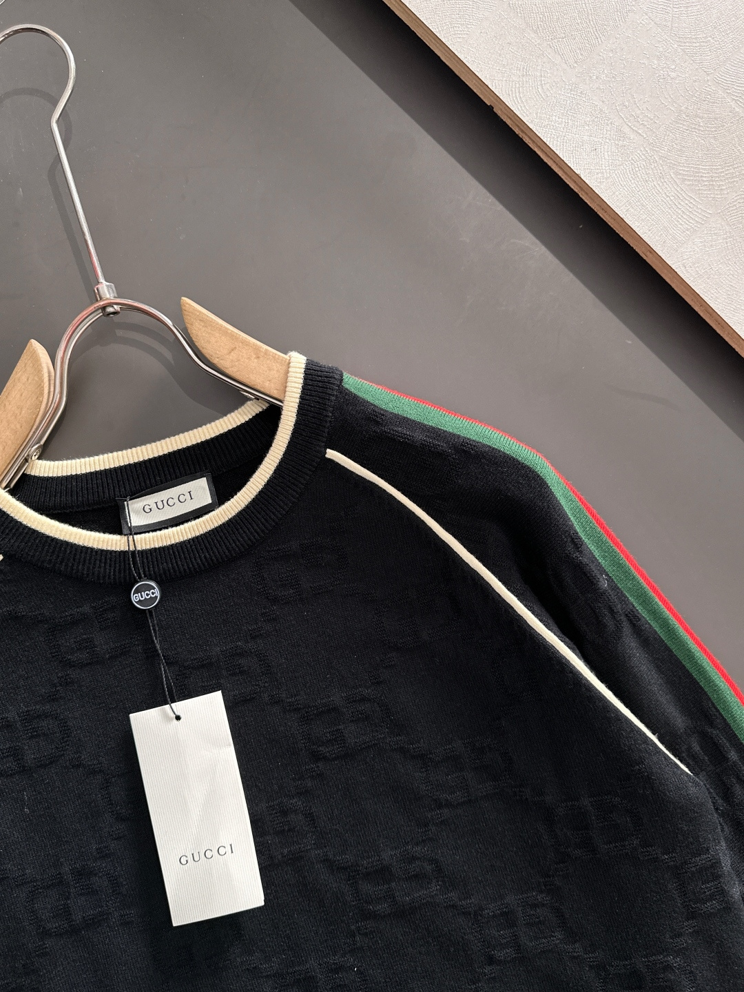 GUC 2025秋冬提花➕刺绣新款简约圆领针织羊毛衫，精致工艺专柜面料，顶级元素融合打造，经典3标齐全，