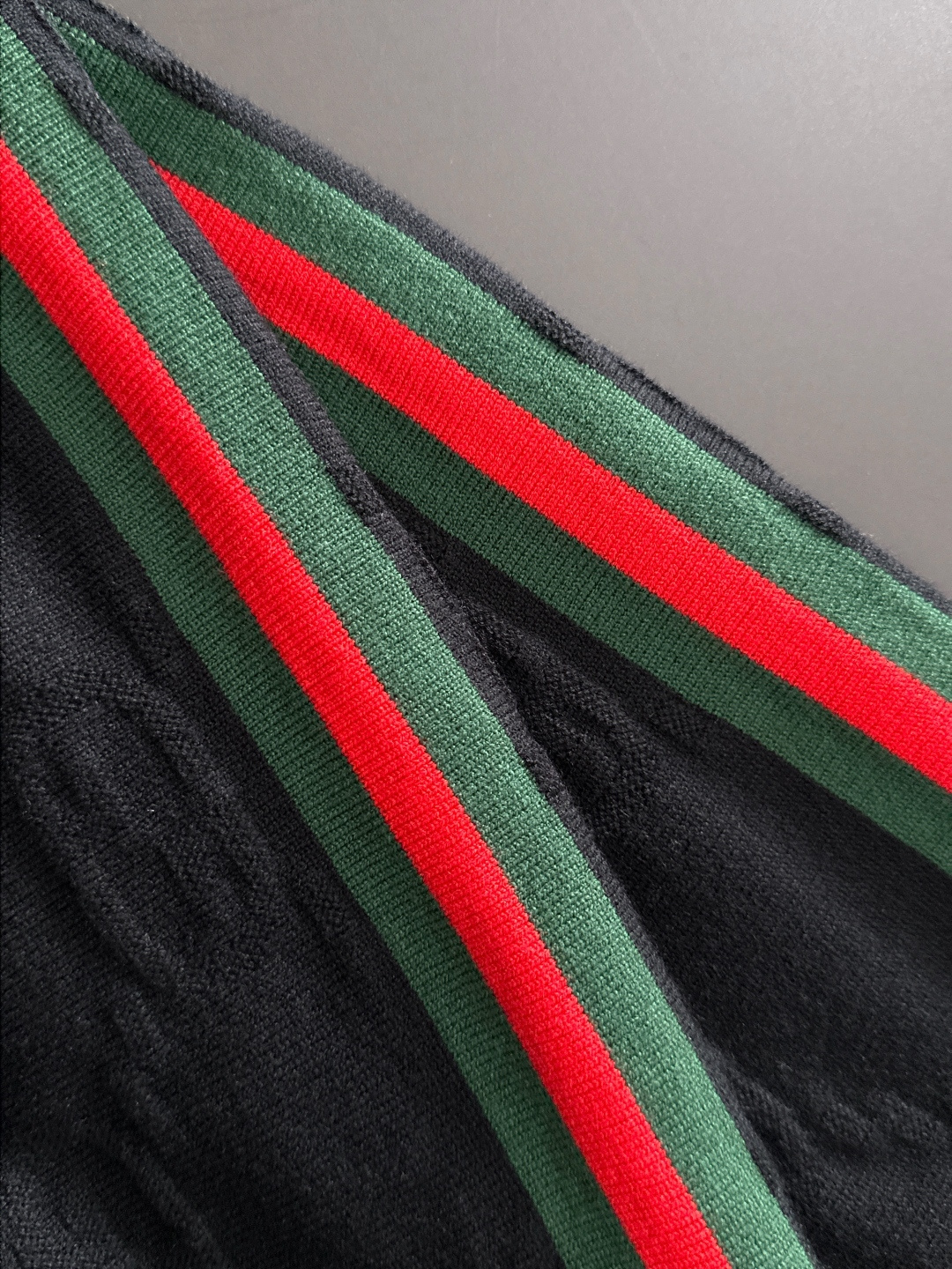 GUC 2025秋冬提花➕刺绣新款简约圆领针织羊毛衫，精致工艺专柜面料，顶级元素融合打造，经典3标齐全，