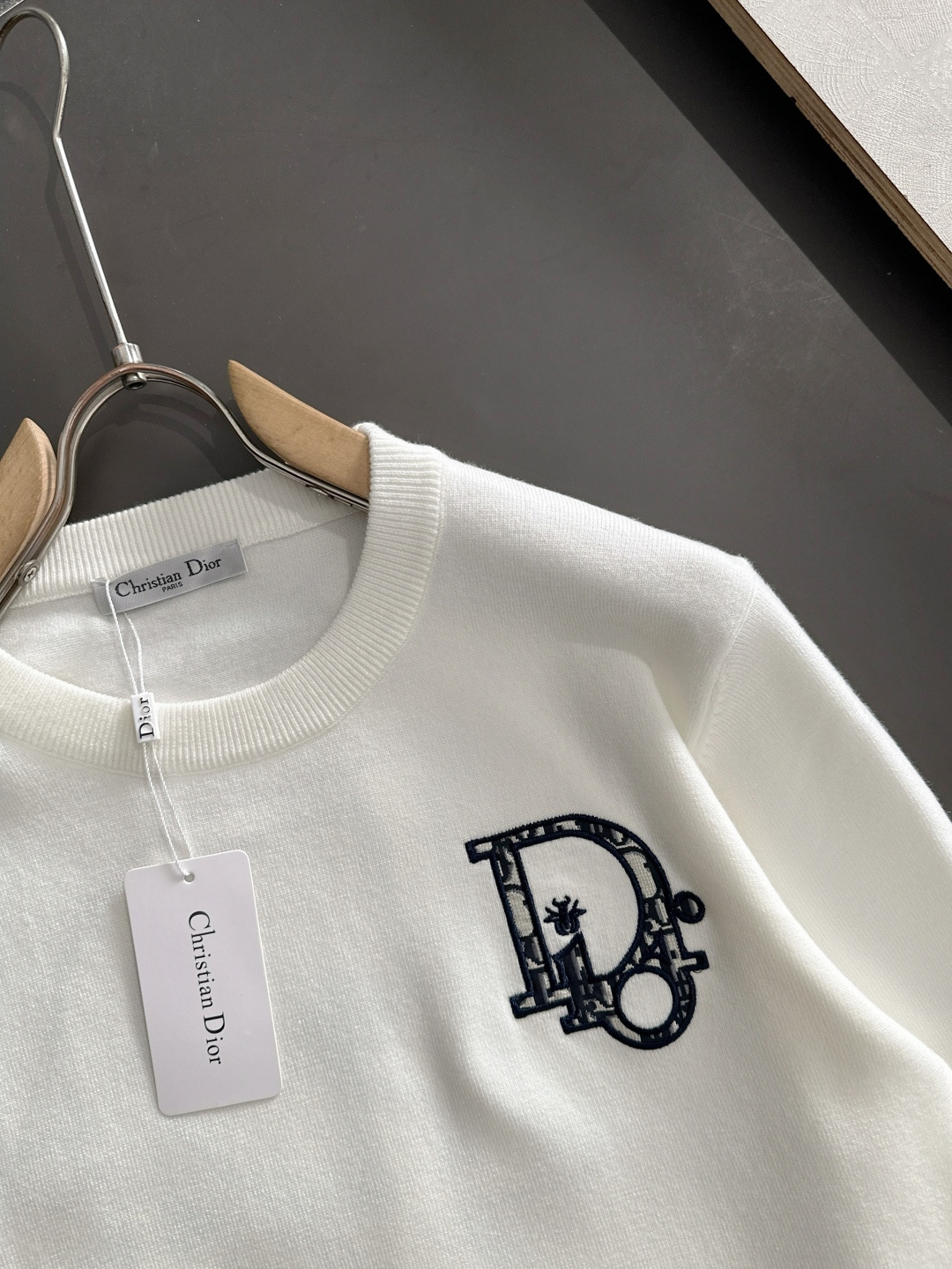 CD 2024秋冬提花➕刺绣新款简约圆领针织羊毛衫，精致工艺专柜面料，顶级元素融合打造，经典3标齐全，潮