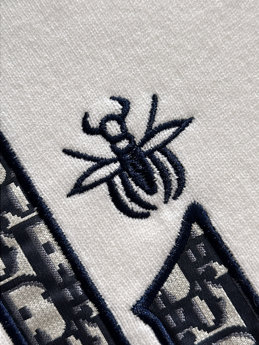 CD 2024秋冬提花➕刺绣新款简约圆领针织羊毛衫，精致工艺专柜面料，顶级元素融合打造，经典3标齐全，潮