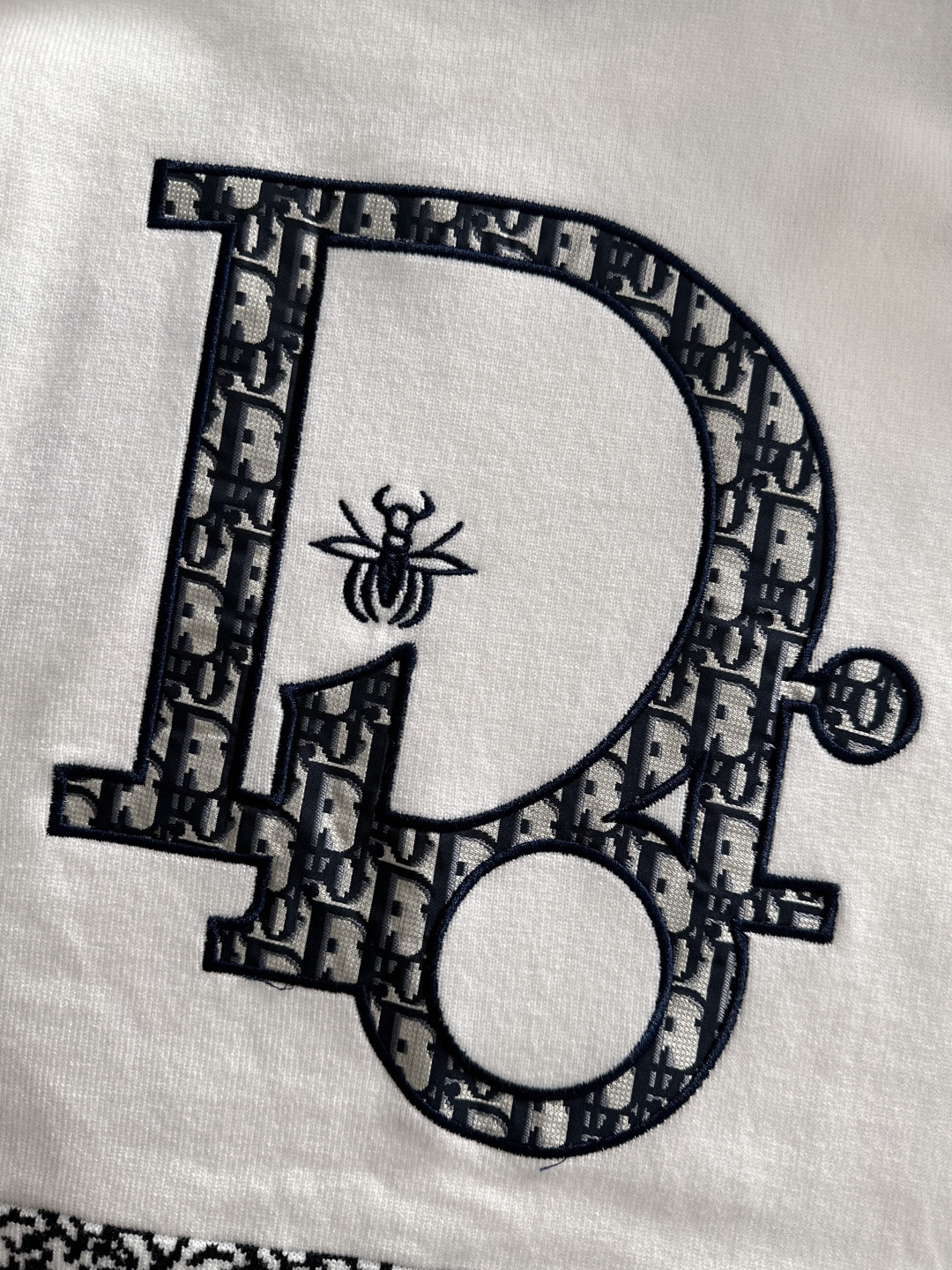 CD 2024秋冬提花➕刺绣新款简约圆领针织羊毛衫，精致工艺专柜面料，顶级元素融合打造，经典3标齐全，潮