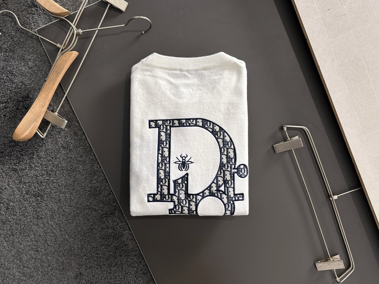 CD 2024秋冬提花➕刺绣新款简约圆领针织羊毛衫，精致工艺专柜面料，顶级元素融合打造，经典3标齐全，潮