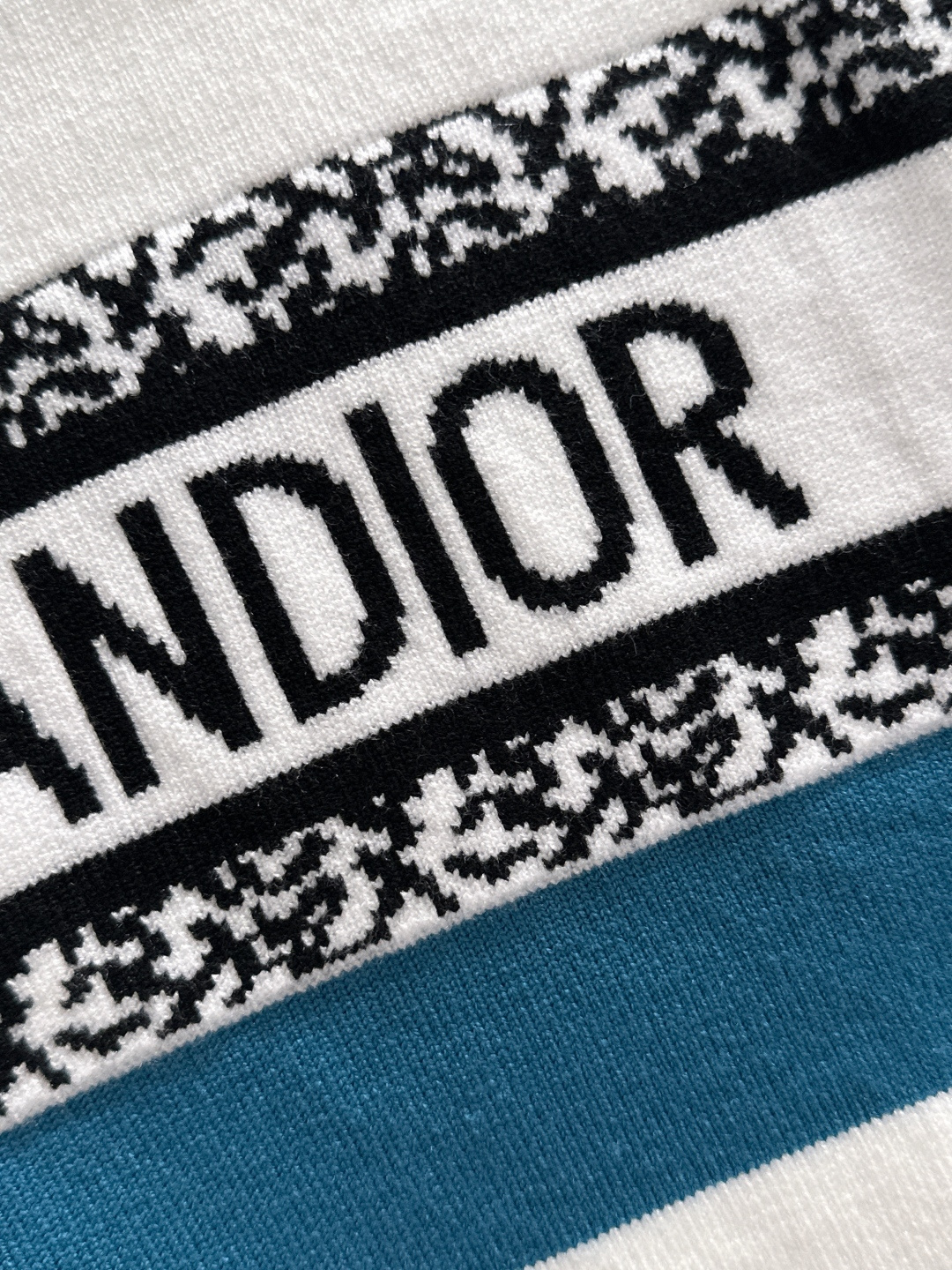 CD 2024秋冬提花➕刺绣新款简约圆领针织羊毛衫，精致工艺专柜面料，顶级元素融合打造，经典3标齐全，潮