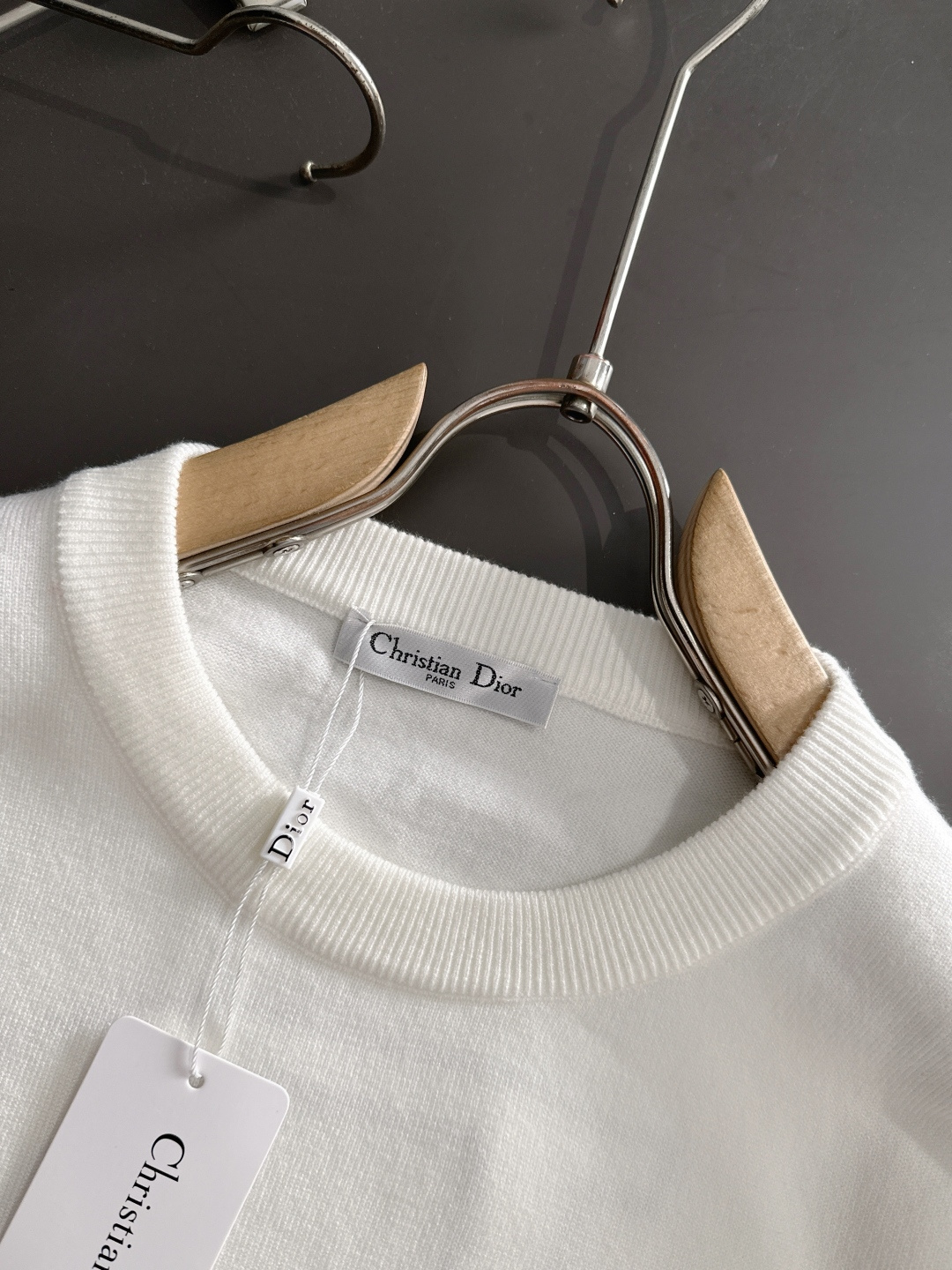 CD 2024秋冬提花➕刺绣新款简约圆领针织羊毛衫，精致工艺专柜面料，顶级元素融合打造，经典3标齐全，潮