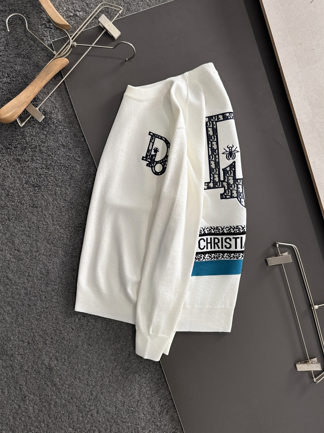 CD 2024秋冬提花➕刺绣新款简约圆领针织羊毛衫，精致工艺专柜面料，顶级元素融合打造，经典3标齐全，潮