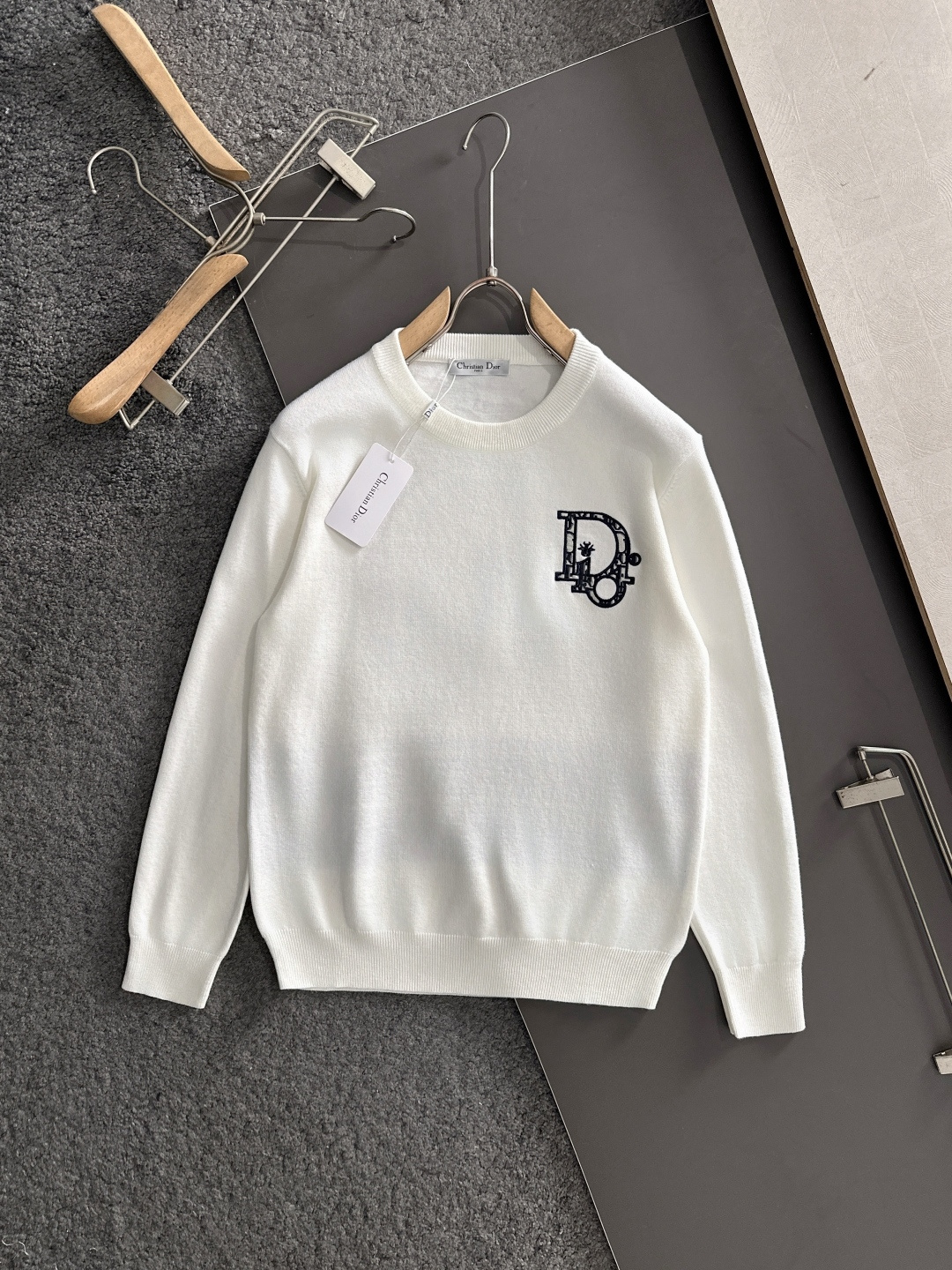 CD 2024秋冬提花➕刺绣新款简约圆领针织羊毛衫，精致工艺专柜面料，顶级元素融合打造，经典3标齐全，潮