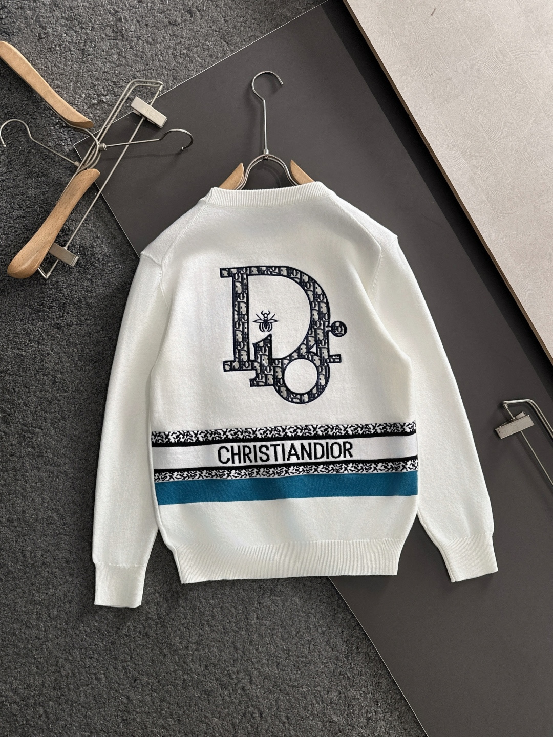 CD 2024秋冬提花➕刺绣新款简约圆领针织羊毛衫，精致工艺专柜面料，顶级元素融合打造，经典3标齐全，潮