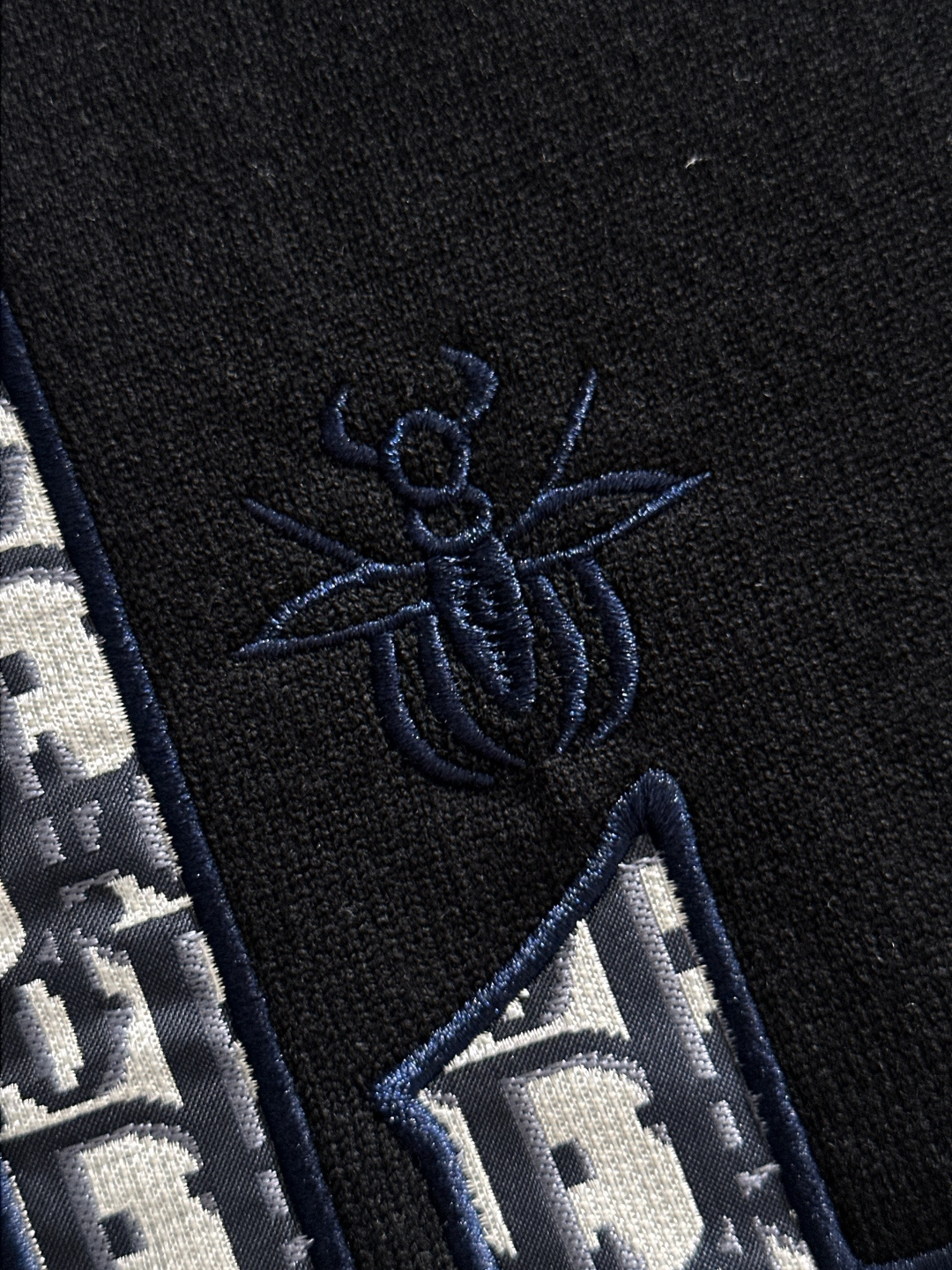 CD 2024秋冬提花➕刺绣新款简约圆领针织羊毛衫，精致工艺专柜面料，顶级元素融合打造，经典3标齐全，潮