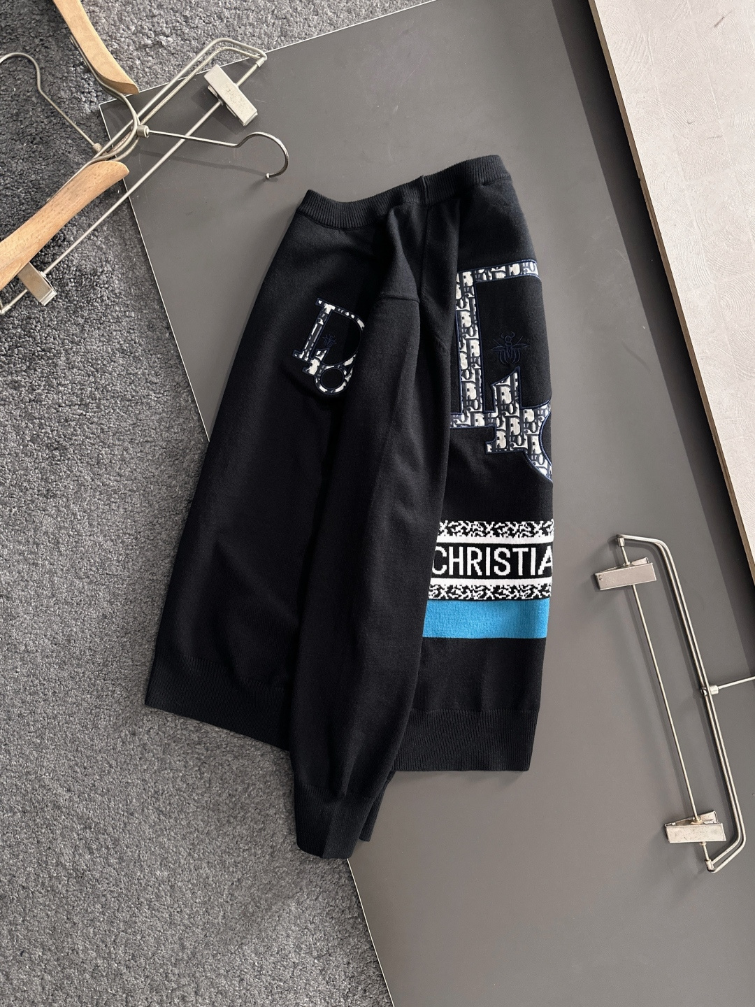 CD 2024秋冬提花➕刺绣新款简约圆领针织羊毛衫，精致工艺专柜面料，顶级元素融合打造，经典3标齐全，潮