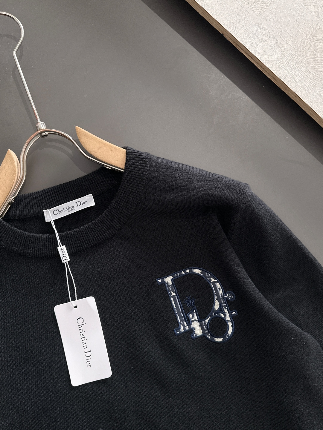 CD 2024秋冬提花➕刺绣新款简约圆领针织羊毛衫，精致工艺专柜面料，顶级元素融合打造，经典3标齐全，潮