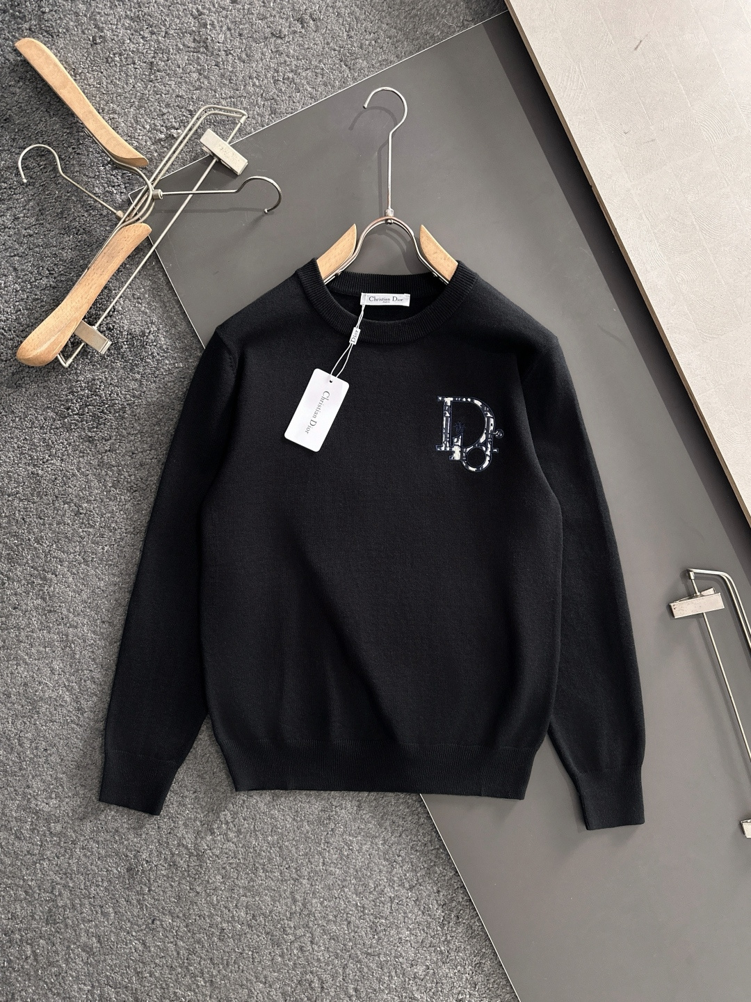 CD 2024秋冬提花➕刺绣新款简约圆领针织羊毛衫，精致工艺专柜面料，顶级元素融合打造，经典3标齐全，潮