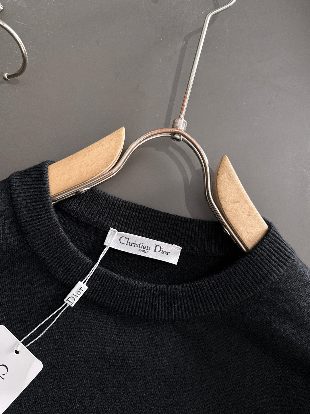 CD 2024秋冬提花➕刺绣新款简约圆领针织羊毛衫，精致工艺专柜面料，顶级元素融合打造，经典3标齐全，潮