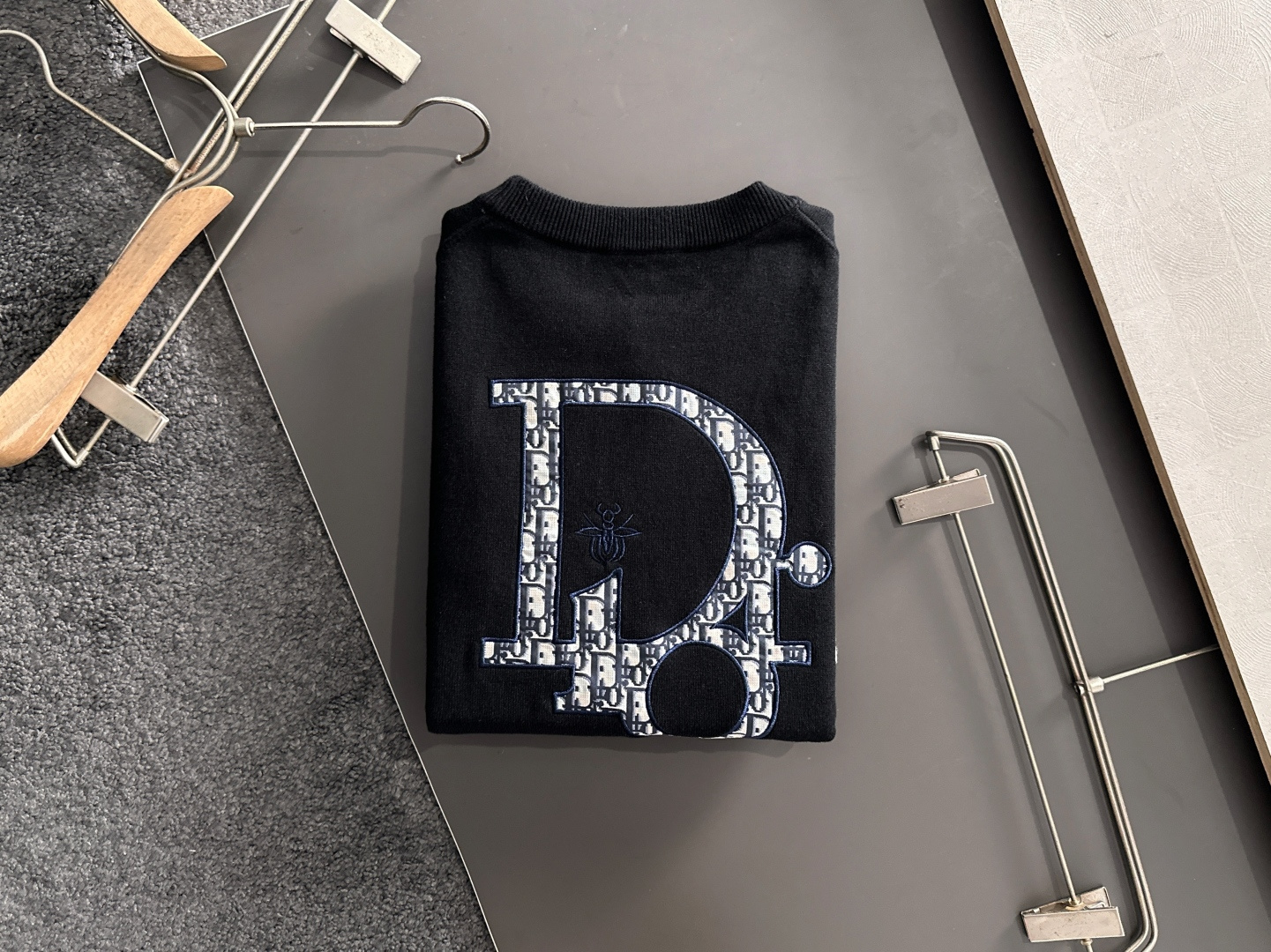 CD 2024秋冬提花➕刺绣新款简约圆领针织羊毛衫，精致工艺专柜面料，顶级元素融合打造，经典3标齐全，潮