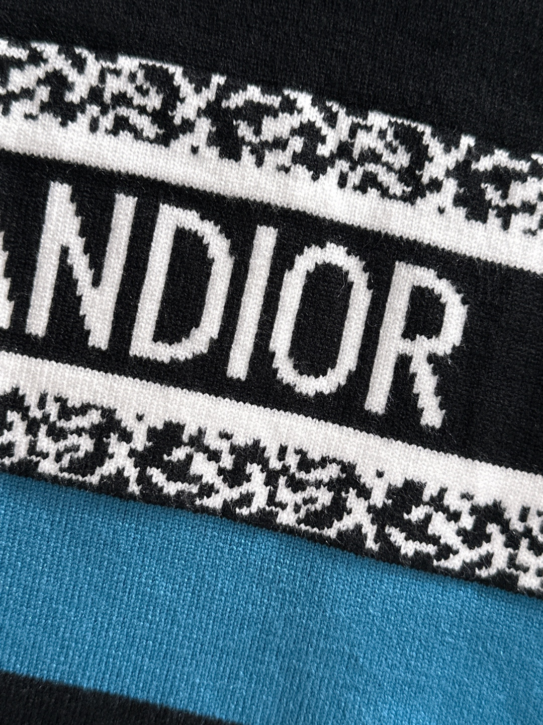 CD 2024秋冬提花➕刺绣新款简约圆领针织羊毛衫，精致工艺专柜面料，顶级元素融合打造，经典3标齐全，潮