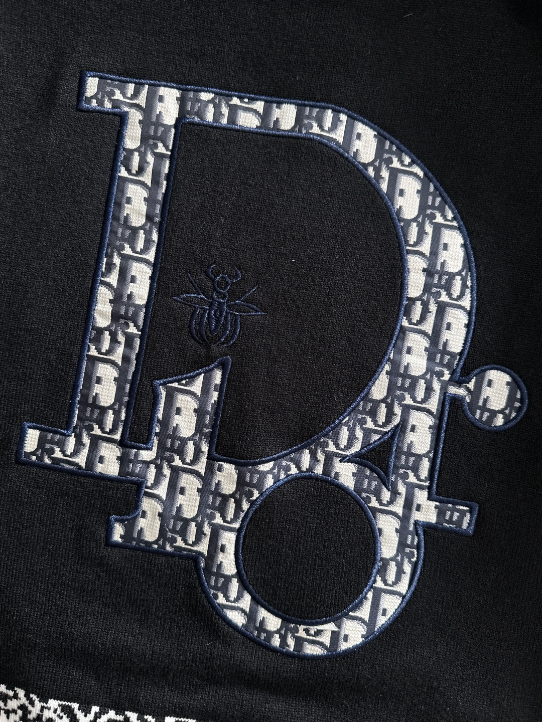 CD 2024秋冬提花➕刺绣新款简约圆领针织羊毛衫，精致工艺专柜面料，顶级元素融合打造，经典3标齐全，潮