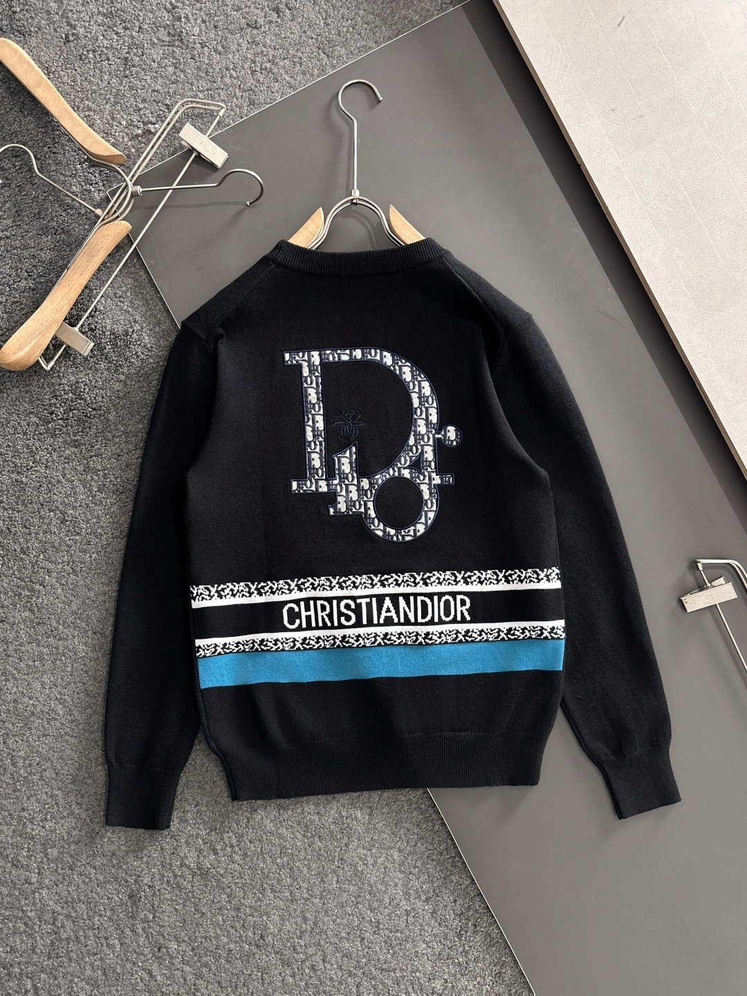 CD 2024秋冬提花➕刺绣新款简约圆领针织羊毛衫，精致工艺专柜面料，顶级元素融合打造，经典3标齐全，潮