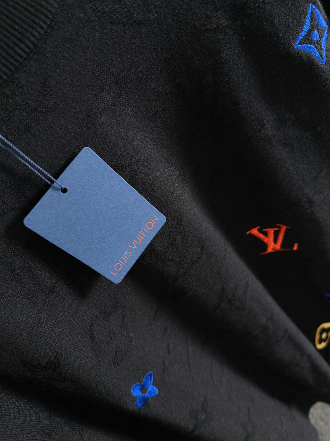 1V 2025秋冬提花➕刺绣新款简约圆领针织羊毛衫，精致工艺专柜面料，顶级元素融合打造，经典3标齐全，潮