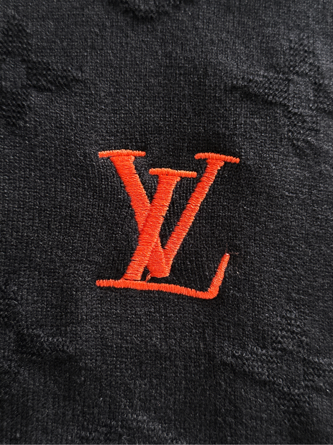 1V 2025秋冬提花➕刺绣新款简约圆领针织羊毛衫，精致工艺专柜面料，顶级元素融合打造，经典3标齐全，潮